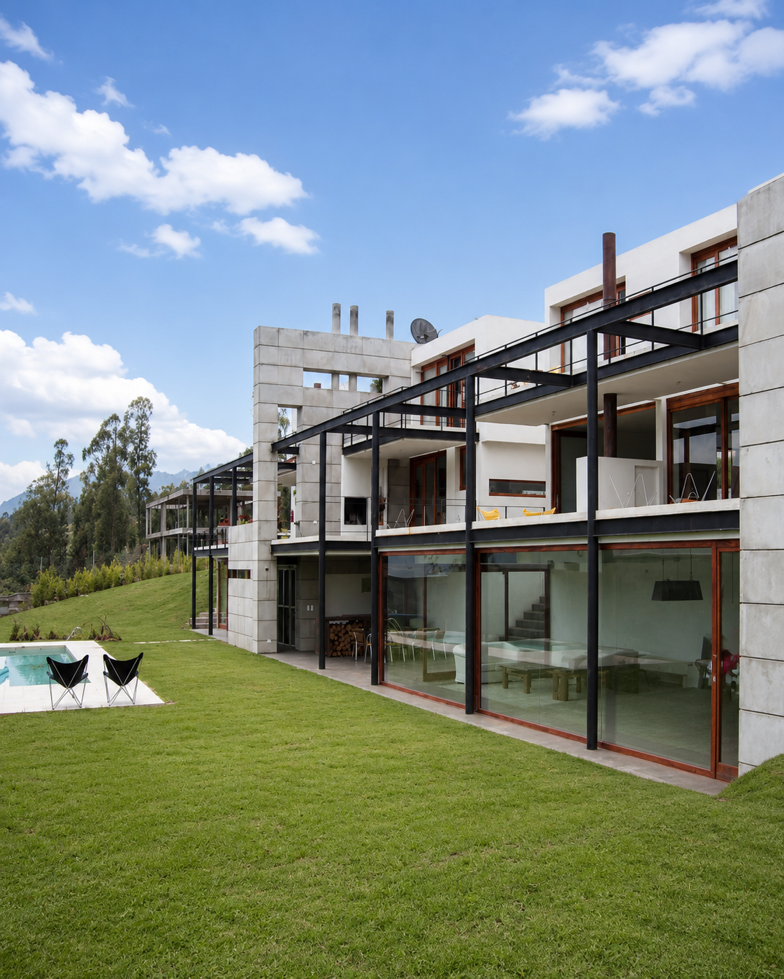 Residencias Nayón, fachada posterior hacia el jardín y la piscina. Diseñado por Endara Arquitectos.
