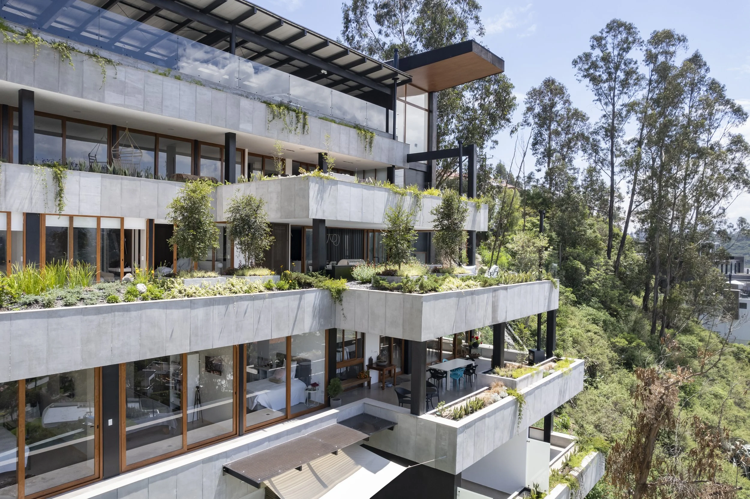 Terra Ladera, vista a las terrazas desde arriba, hormigón y estructura metálica. Diseñado por Endara Arquitecto.