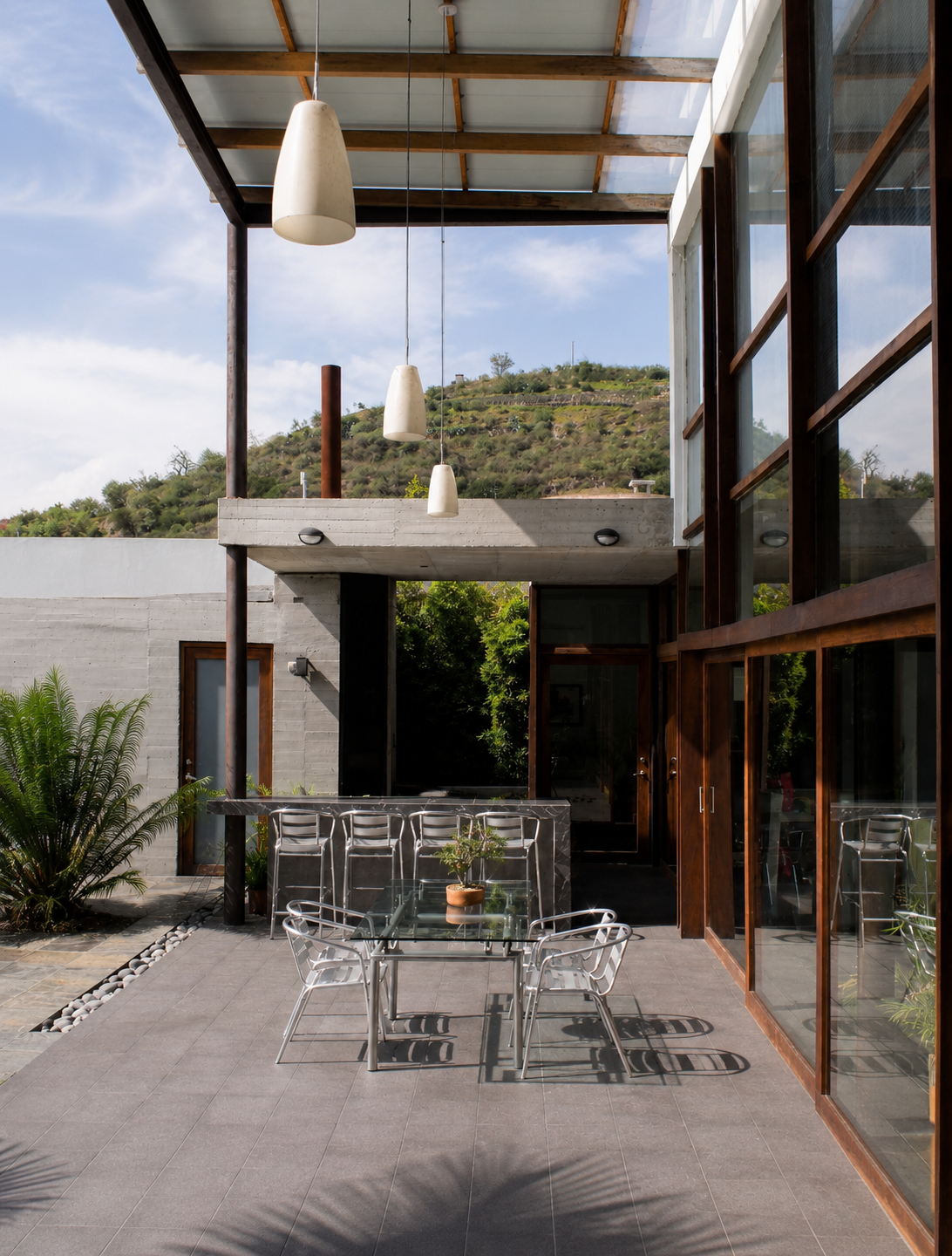 Casa Pillagua, porche exterior con bar y detalles en hormigón visto y madera. Diseñado por Endara Arquitectos.