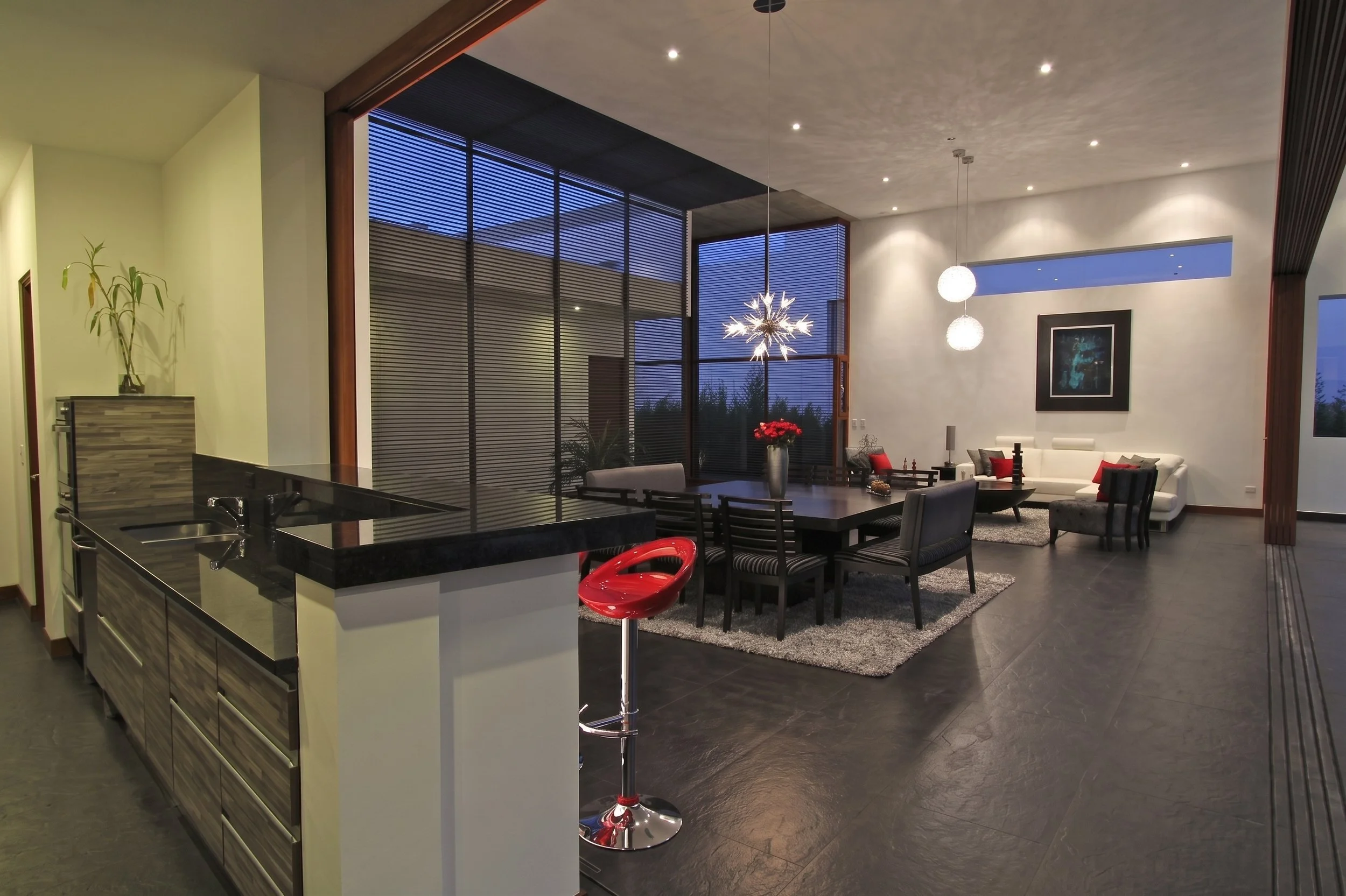 VISTA COCINA, Y COMEDOR DE DOBLE ALTURA