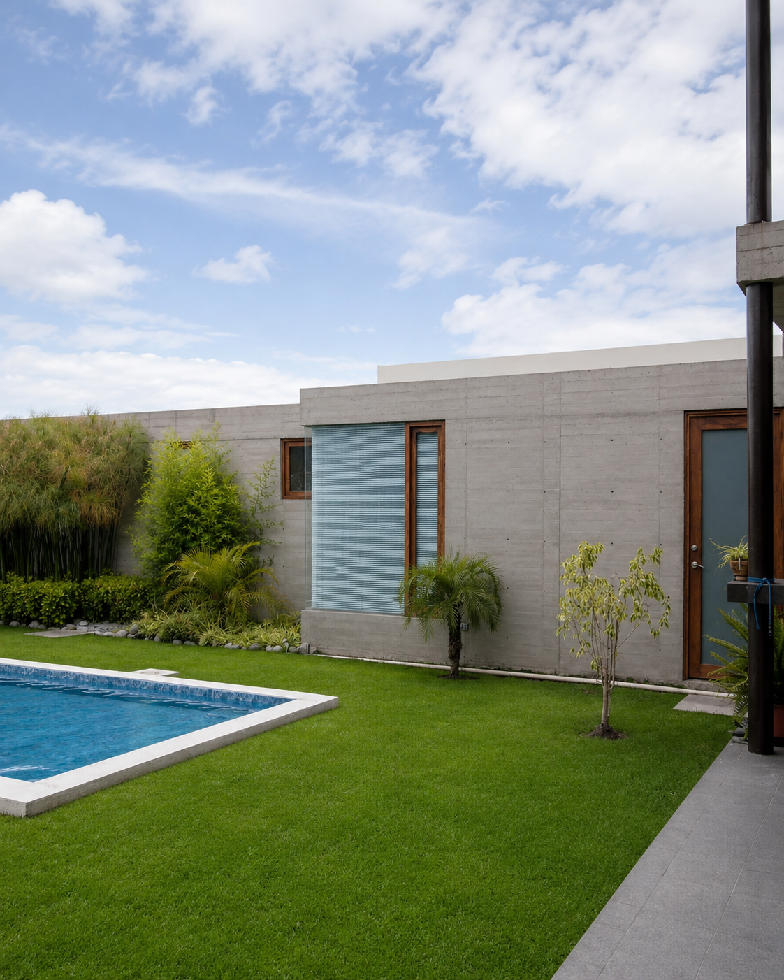 Casa Pillagua, vista Exterior cuarto master , jardín y piscina. Diseñado por Endara Arquitectos.