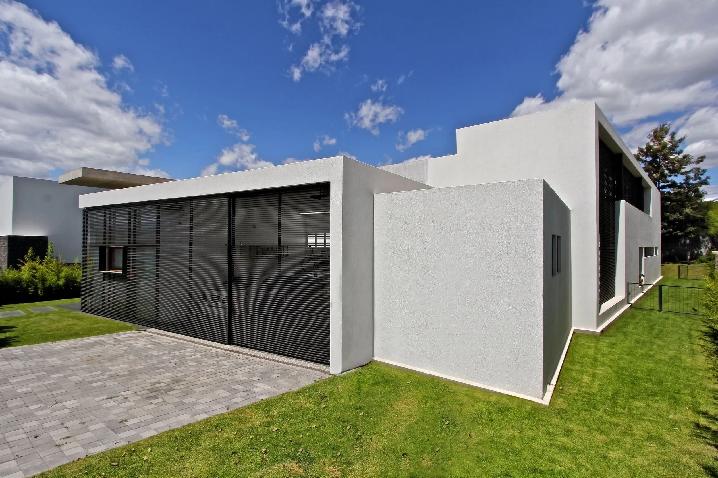 VISTA FACHADA LATERAL Y GARAGE