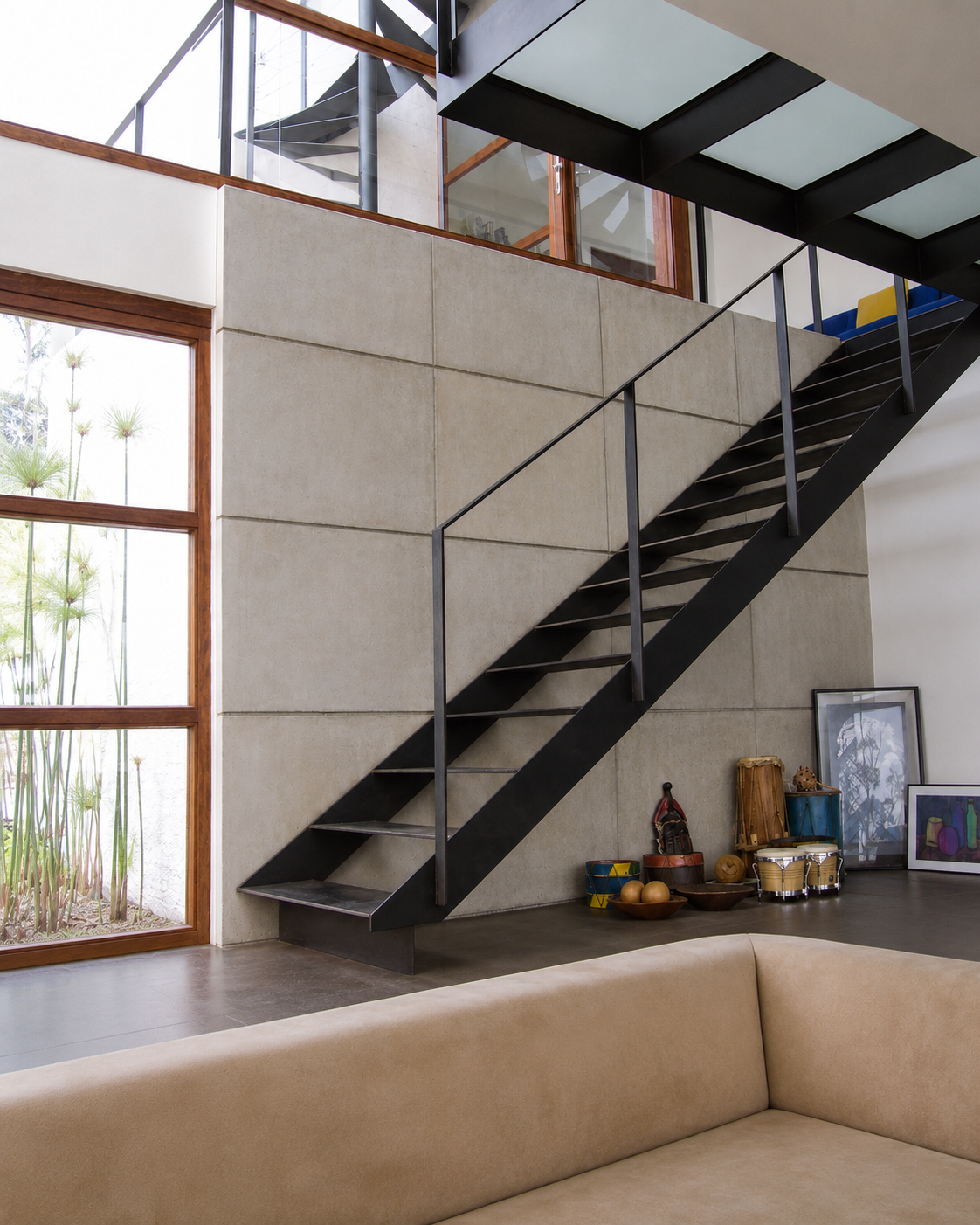 Residencias Nayón, vista del interior de la casa, gradas de metal. Diseñado por Endara Arquitectos.