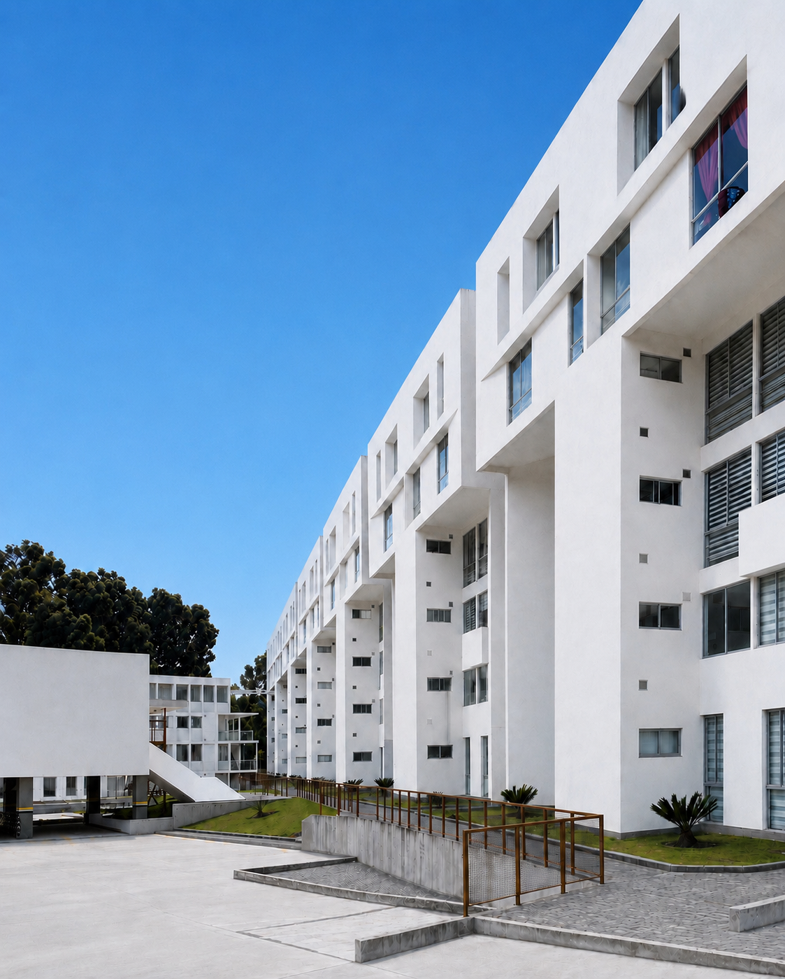 Bosques de Amaru, fachada posterior, diferentes volúmenes, con jardines exteriores. Diseñado por Endara Arquitectos.