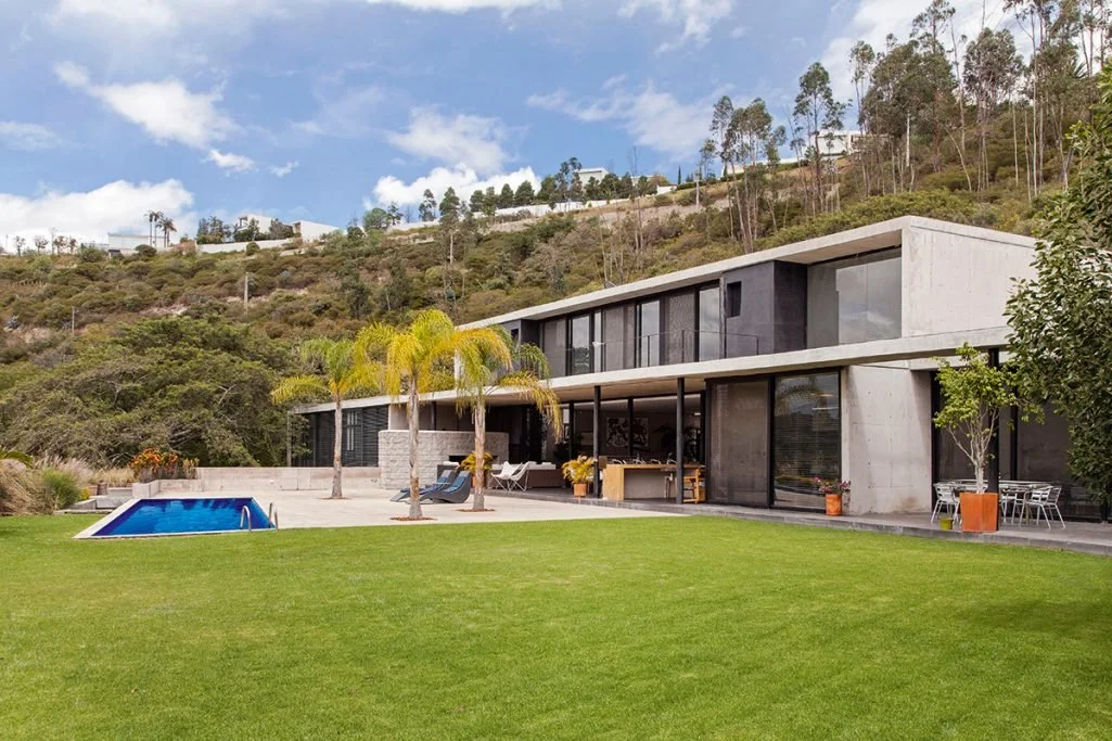 Casa estudio Endara, vista patio frontal con piscina, porche, y terrazas de dormitorios. Diseñado por Endara Arquitectos.