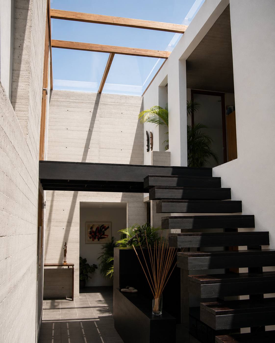 Casa Pillagua, gradas en un espacio de doble altura con claraboyas que generan entrada de luz natural. Diseñado por Endara Arquitectos.