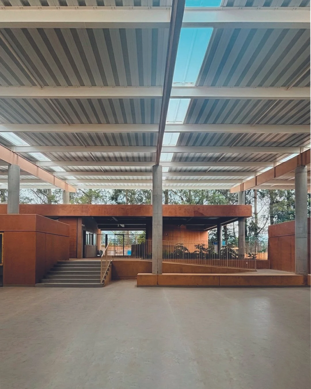 Vista del acceso principal del Nursery, visto desde el "Learning commons" del Nuevo Colegio Americano de Quito – Campus Puembo. Endara Arquitectos.