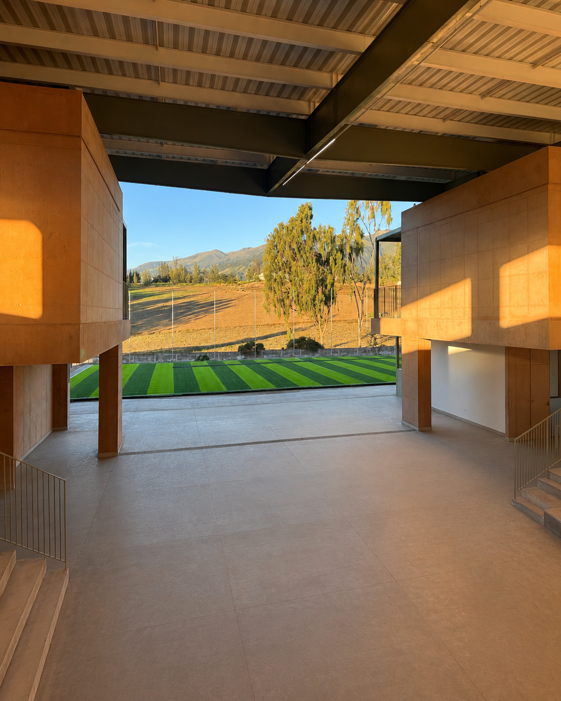 Vista del Anfiteatro de Primaria del Nuevo Colegio Americano de Quito – Campus Puembo. Endara Arquitectos.