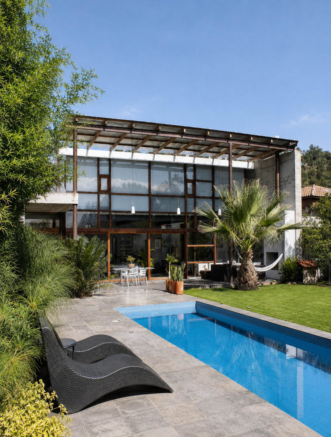 Casa Pillagua, fachada posterior, jardín con piscina. Diseñado por Endara Arquitectos.