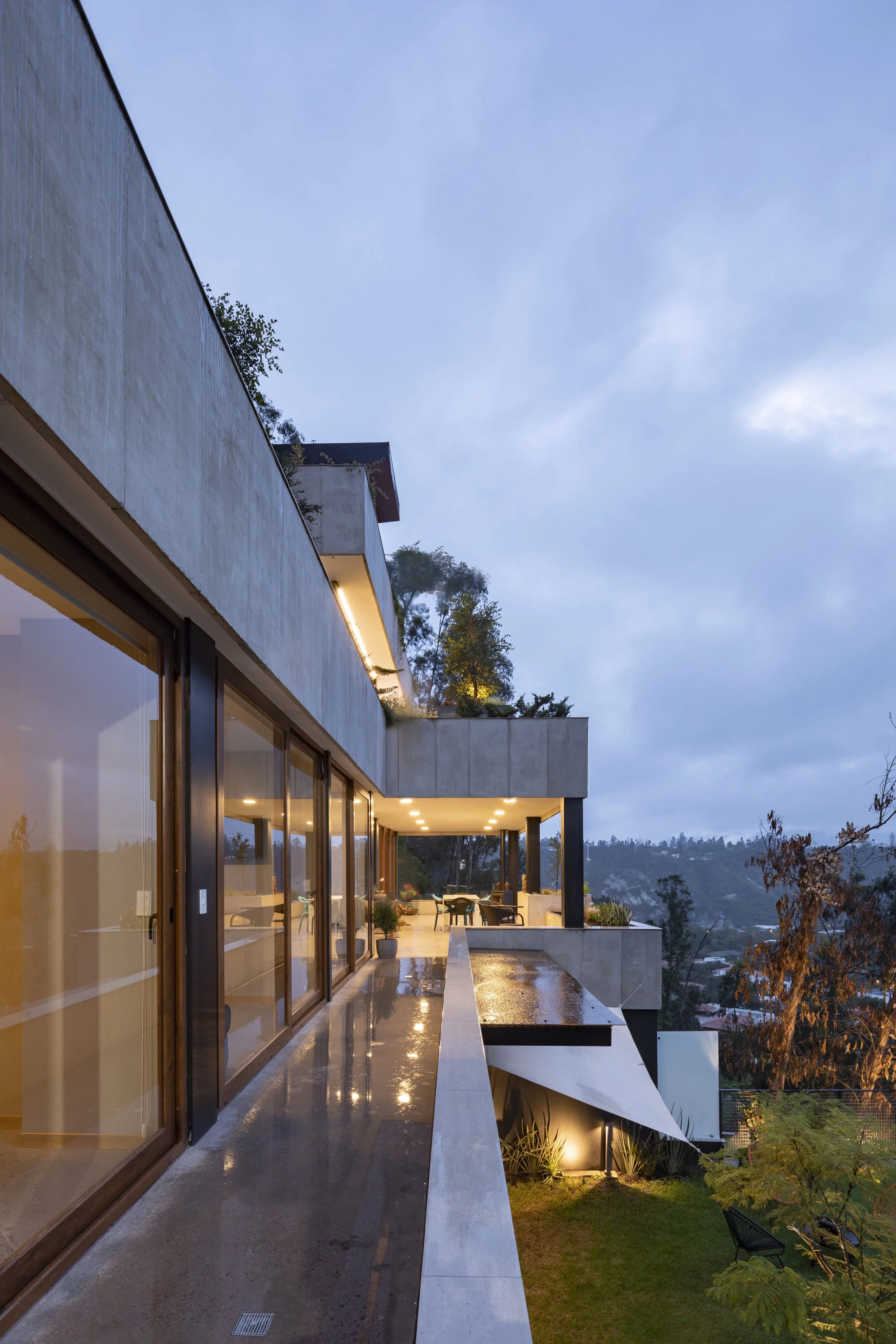 Terra Ladera, vista desde terraza de dormitorios. Porche y área de bbq | ENDARA ARQUITECTOS