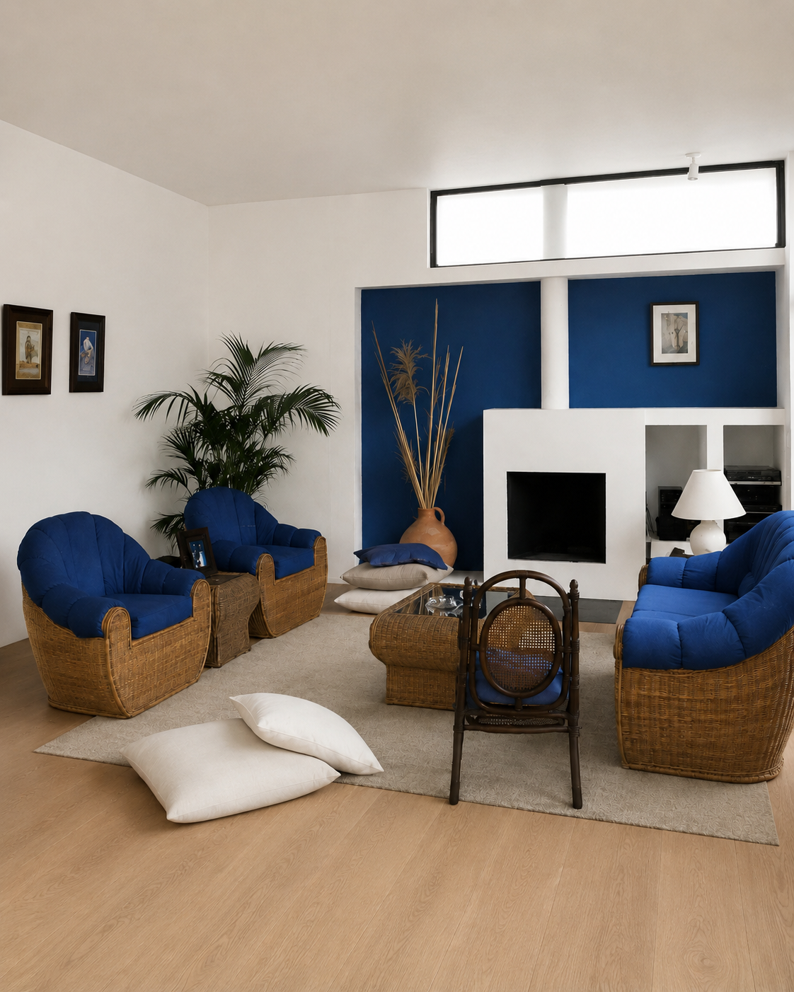 Casa 947, vista interior de la sala con chimenea. Diseñado por Endara Arquitectos.