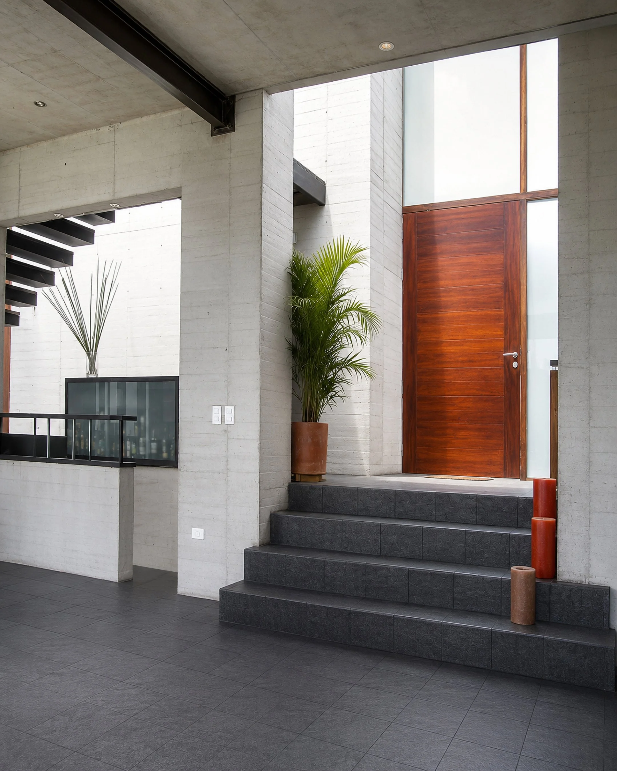 Vista de el acceso y el bar en la Casa Pillagua, Diseñada por Endara Arquitectos