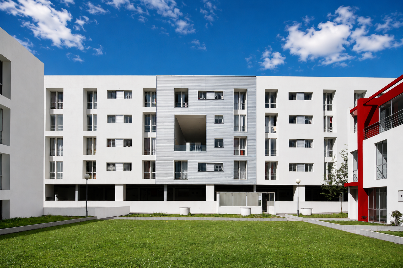 Cumbres de Quitumbe, fachada interior, vista del jardín. Diseñado por Endara Arquitectos.