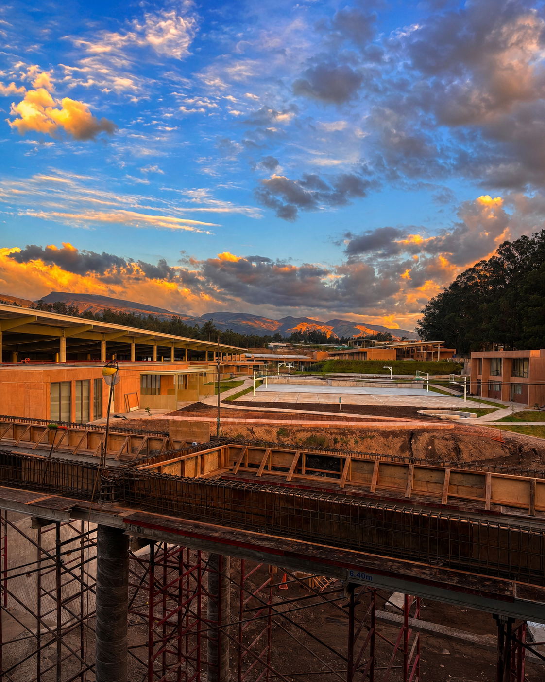 Vista de las canchas de primaria del Nuevo Colegio Americano de Quito – Campus Puembo. Endara Arquitectos.