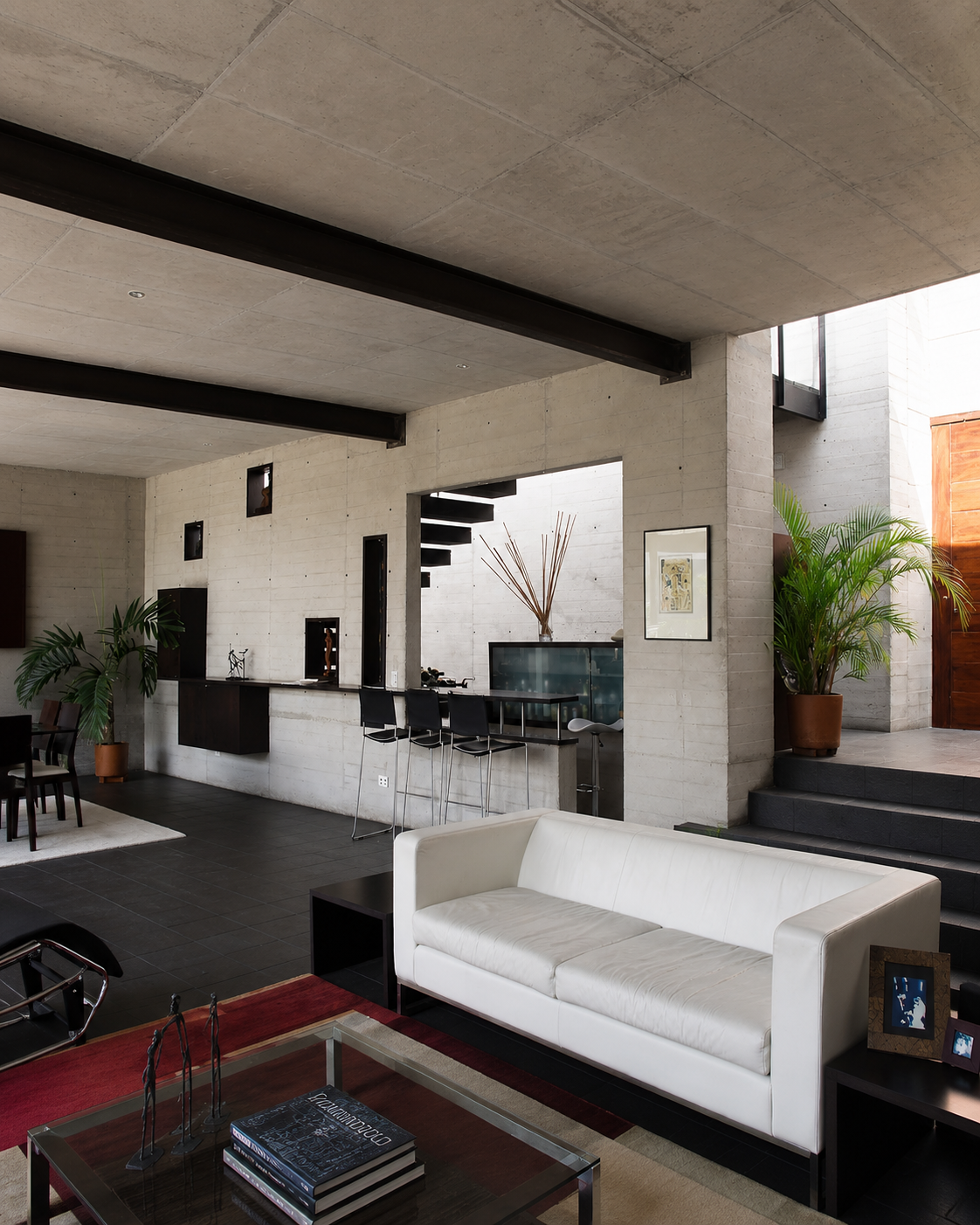 Casa Pillagua, vista del interior, áreas sociales, sala, comedor y bar. Diseñado por Endara Arquitectos.