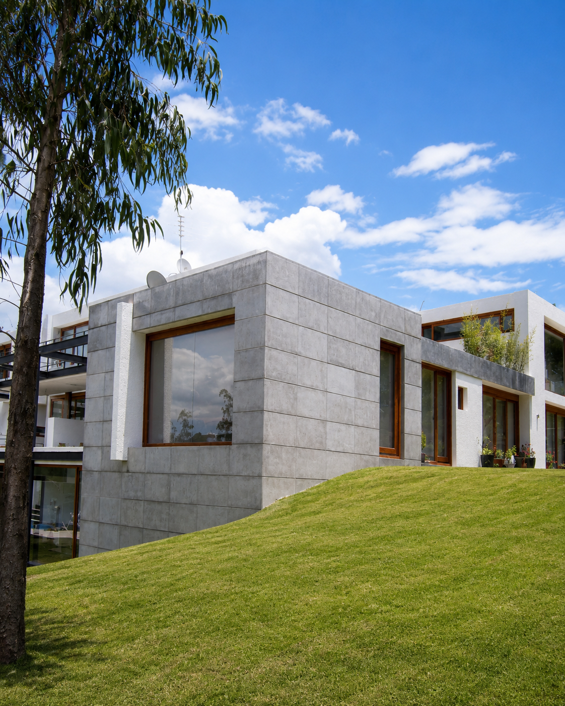 Residencias Nayón, fachada lateral, casa moderna, hormigón visto. Diseñado por Endara Arquitectos.