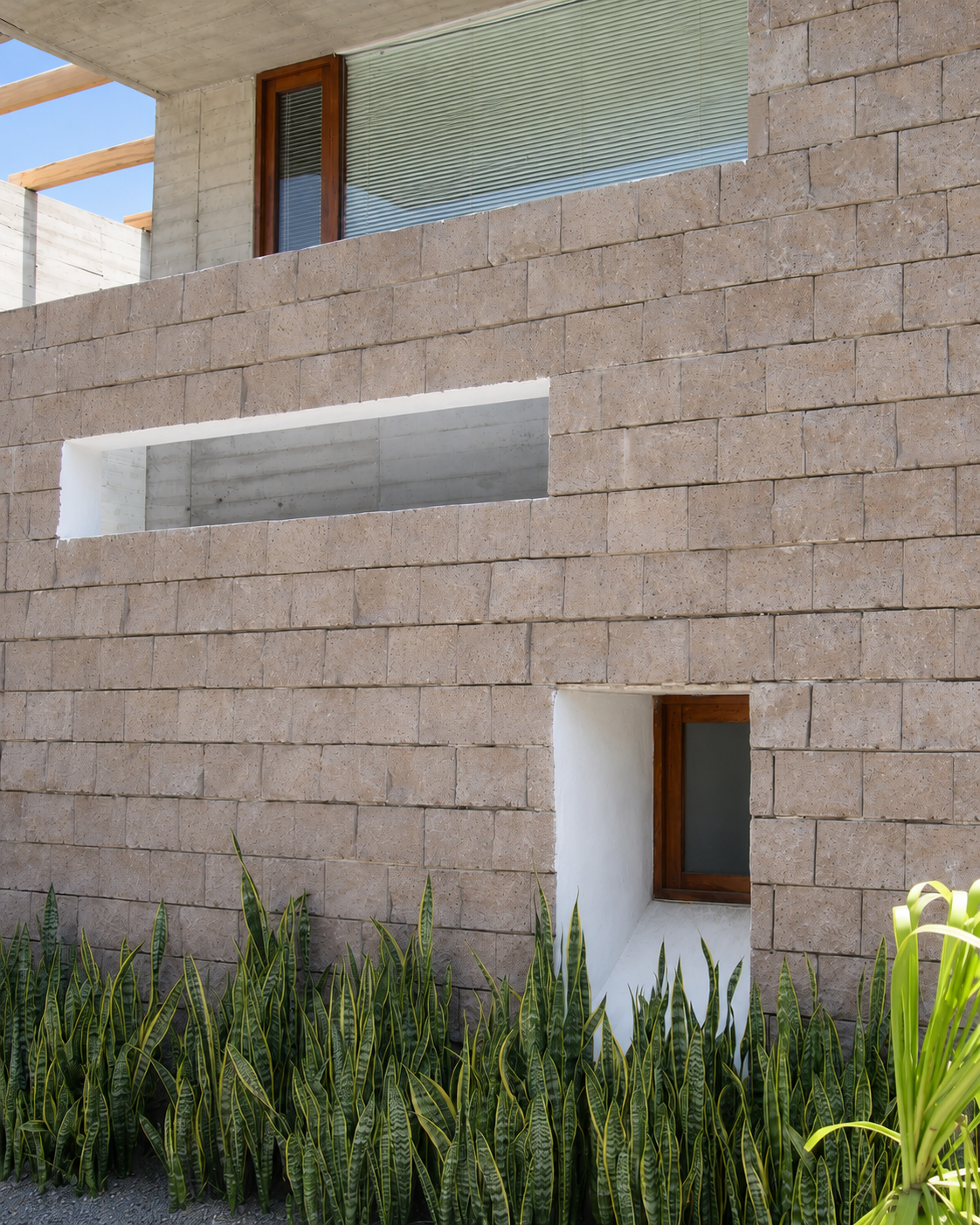 Casa Pillagua, fachada lateral de piedra y hormigón visto. Diseñado por Endara Arquitectos.