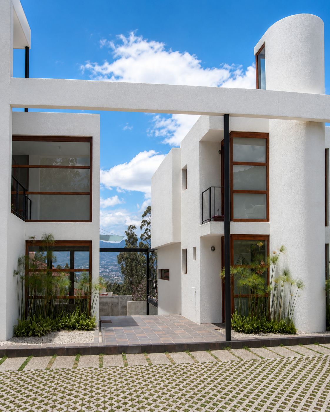 Residencias Nayón, fachada frontal, centro de las casas, paso para el jardín. Diseñado por Endara Arquitectos.