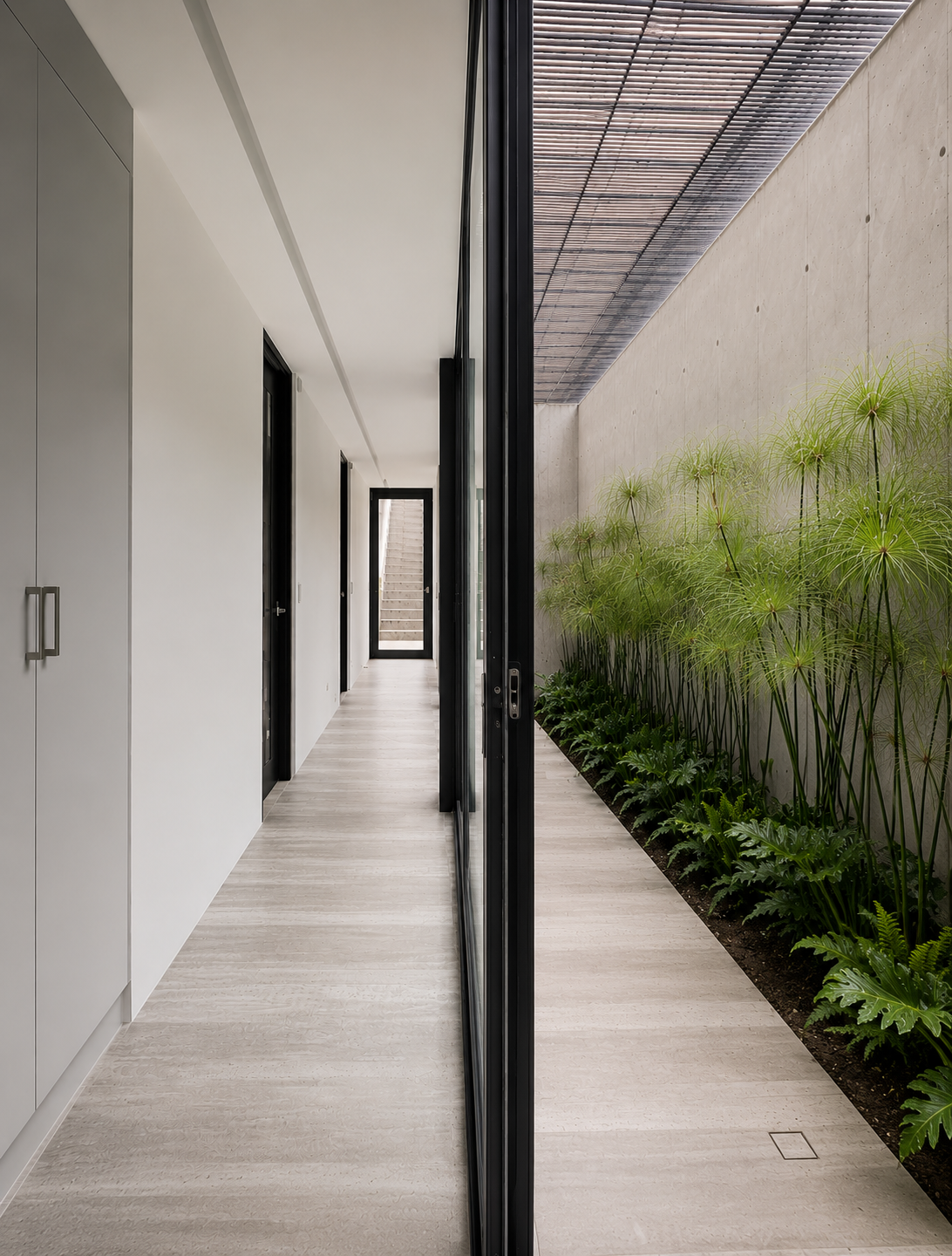 Pillagua Barranco, corredor interior con un patio ingles, diseñado por Endara Arquitectos