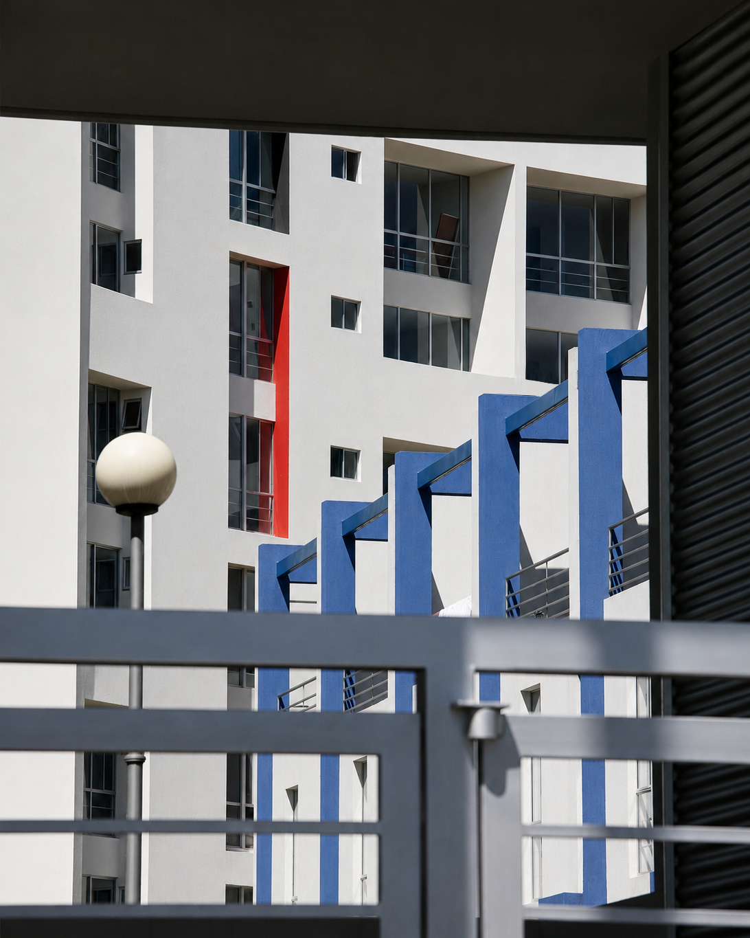 Cumbres de Quitumbe, vista de la fachada desde la puerta de acceso. Diseñado por Endara Arquitectos.