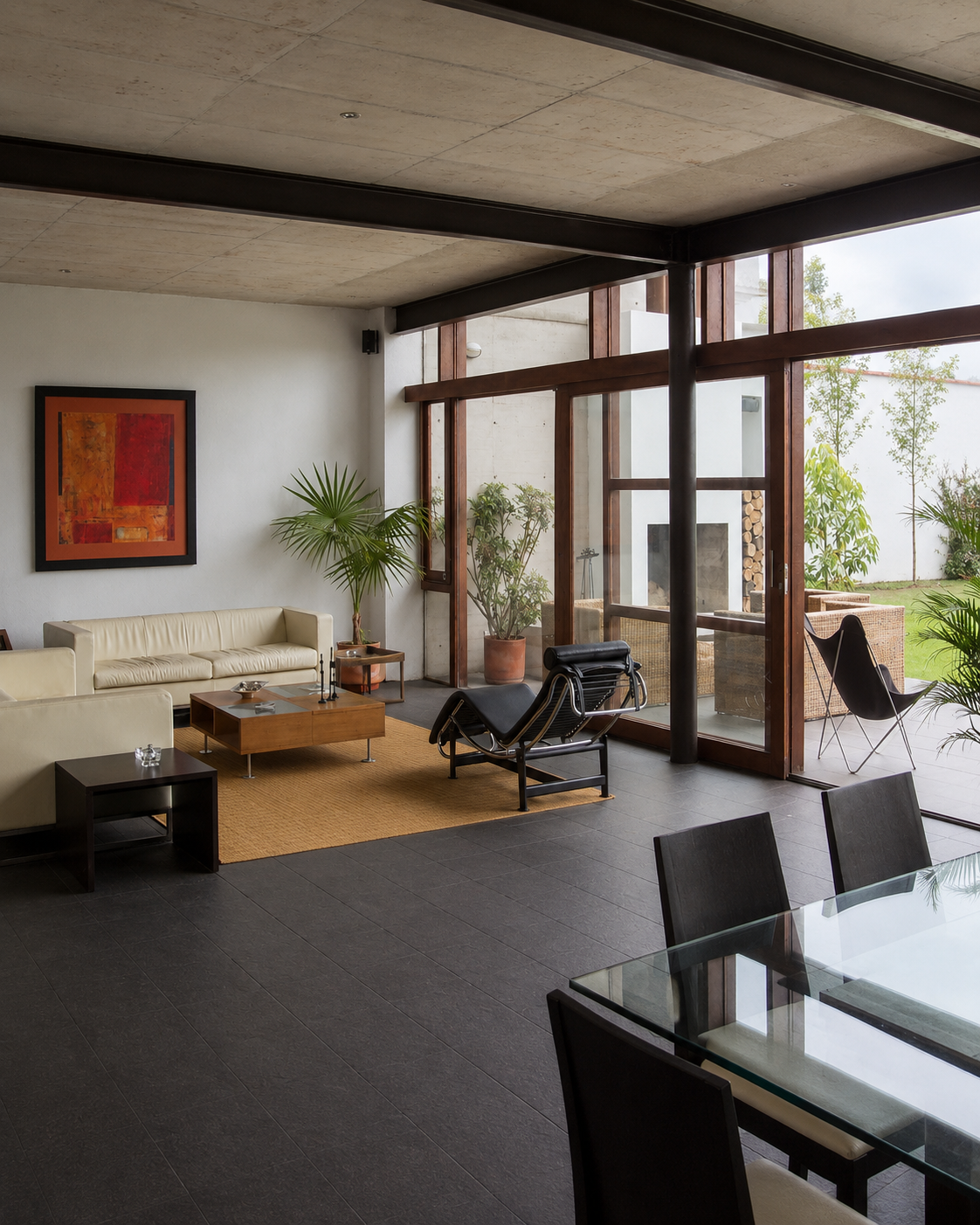 Casa Pillagua, vista interior desde el comedor a la sala. Diseñado por Endara Arquitectos.