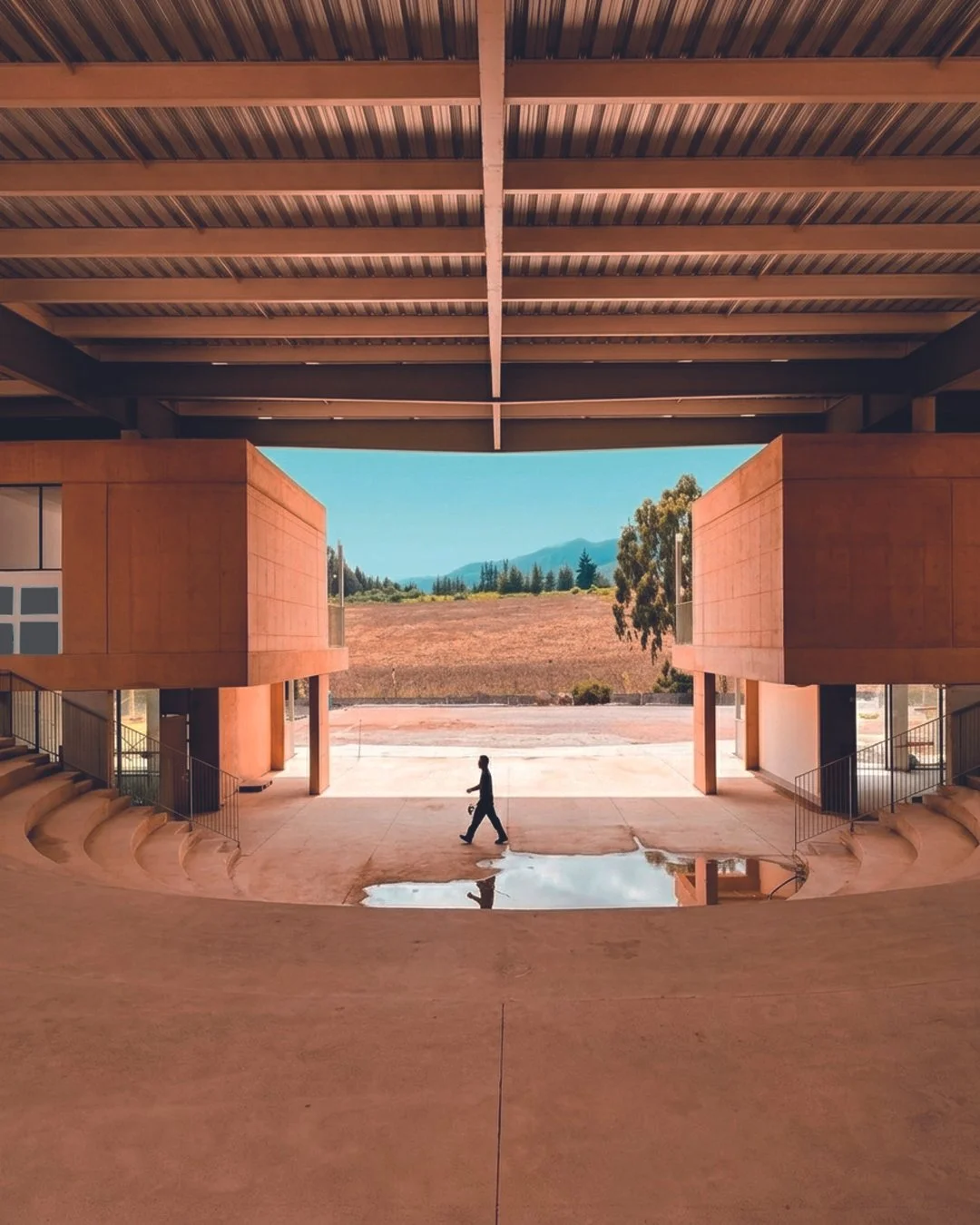 Vista del Anfiteatro de Primaria del Nuevo Colegio Americano de Quito – Campus Puembo. Endara Arquitectos.