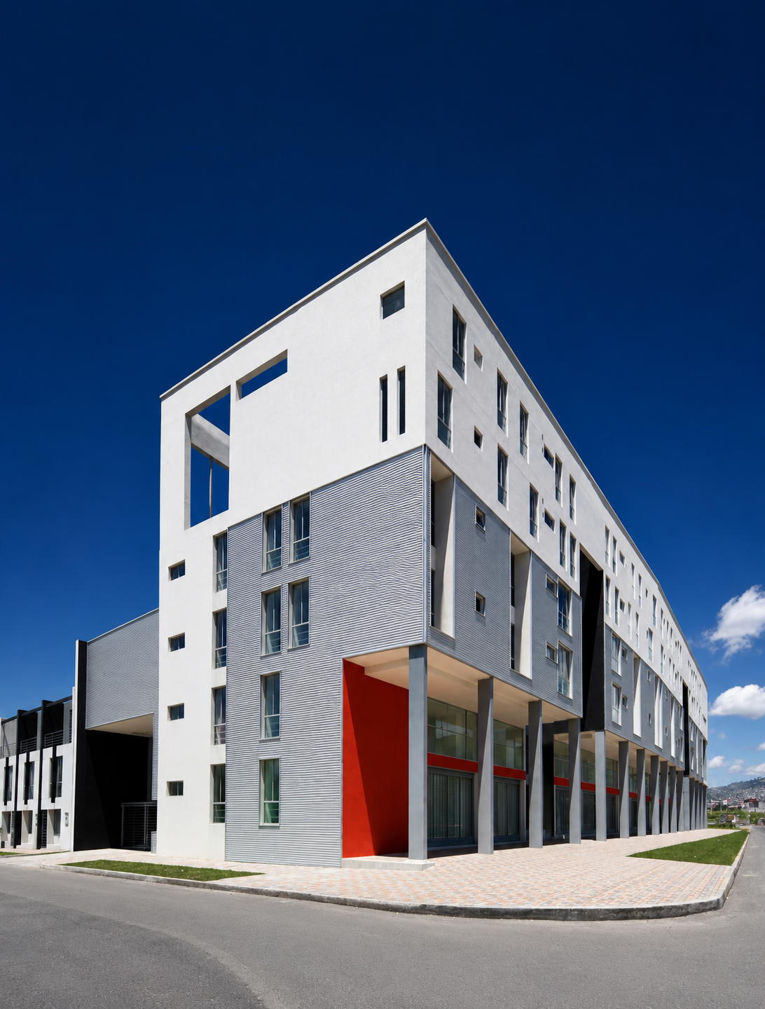 Cumbres de Quitumbe, fachada exterior a la calle principal. Diseñado por Endara Arquitectos.