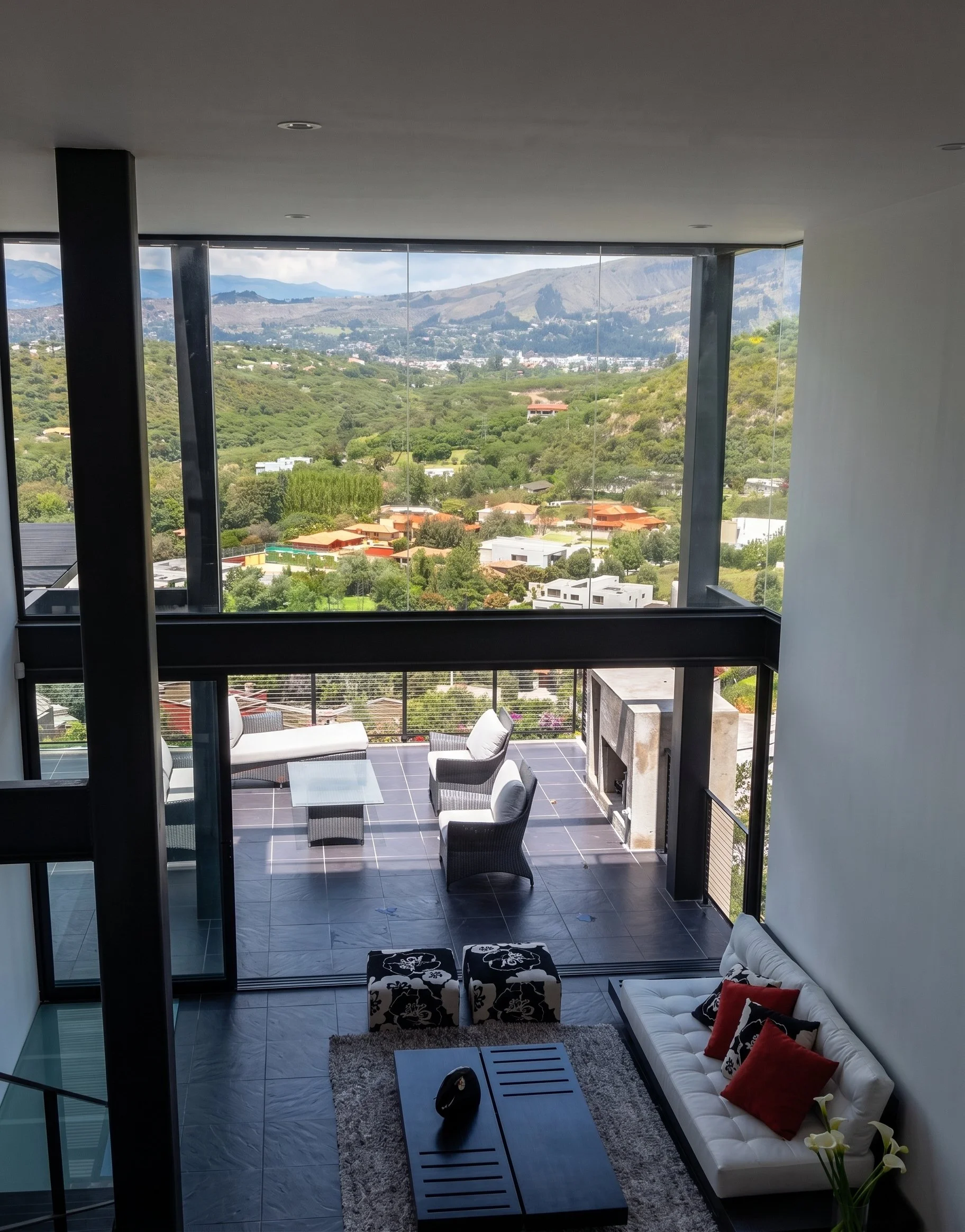 VISTA DESDE ARRIBA DE LA SALA Y TERRAZA