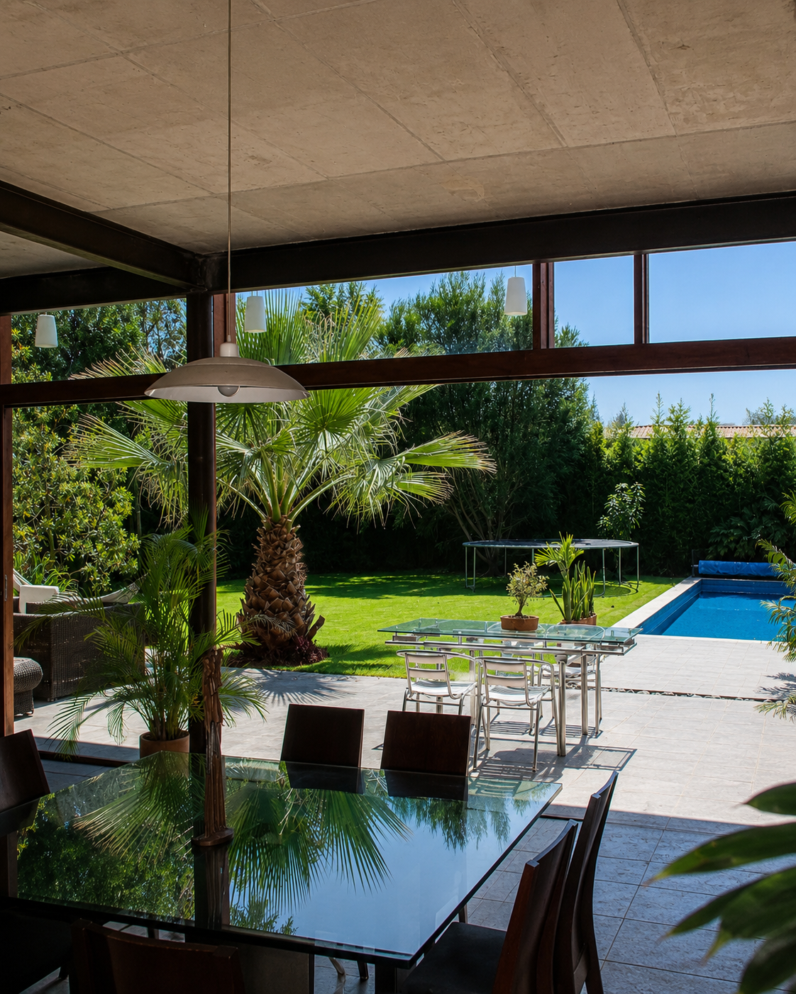 Casa Pillagua, vista al jardín, techo de hormigón visto. Diseñado por Endara Arquitectos.
