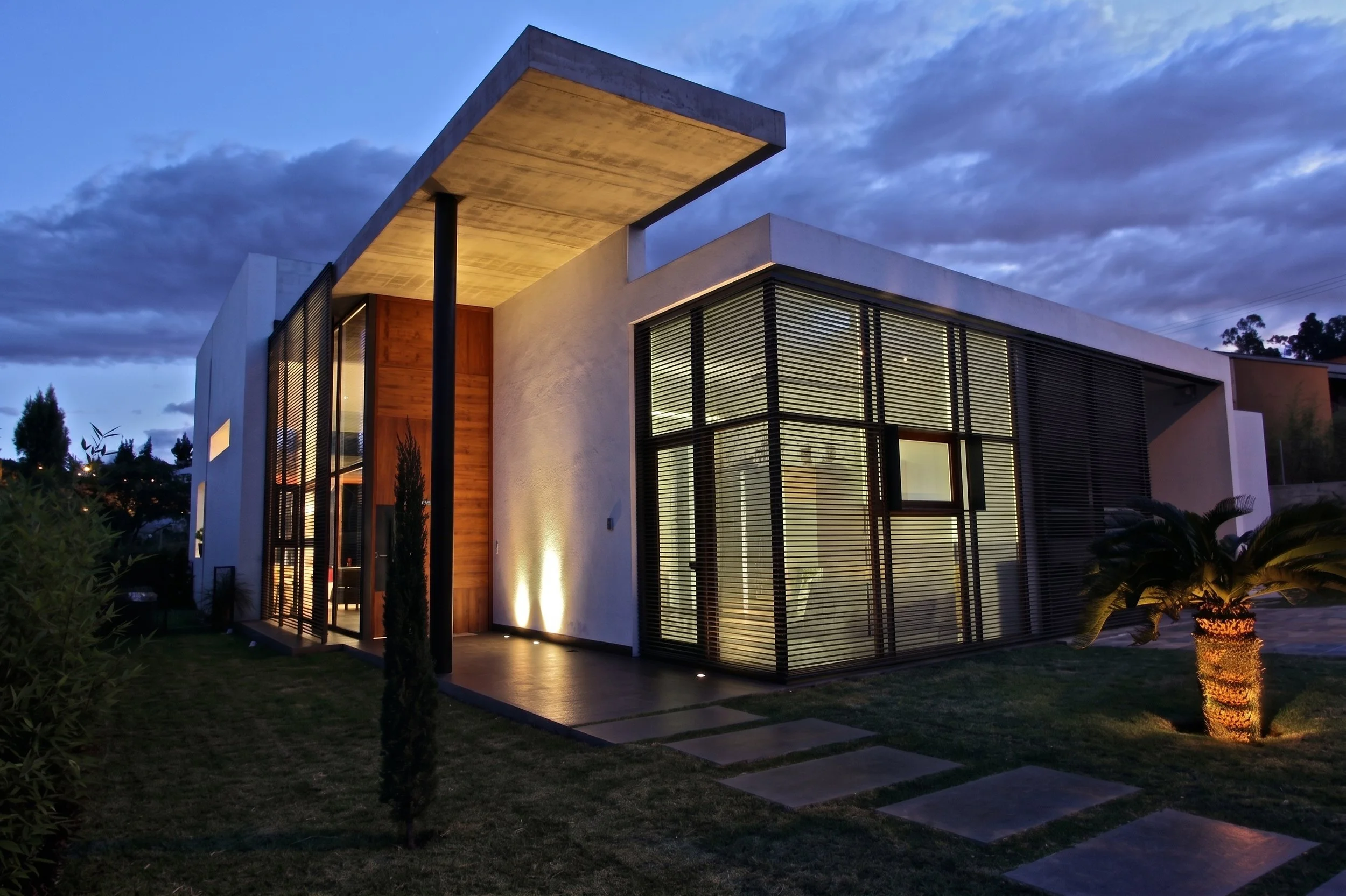FACHADA FRONTAL Y ACCESO PRINCIPAL