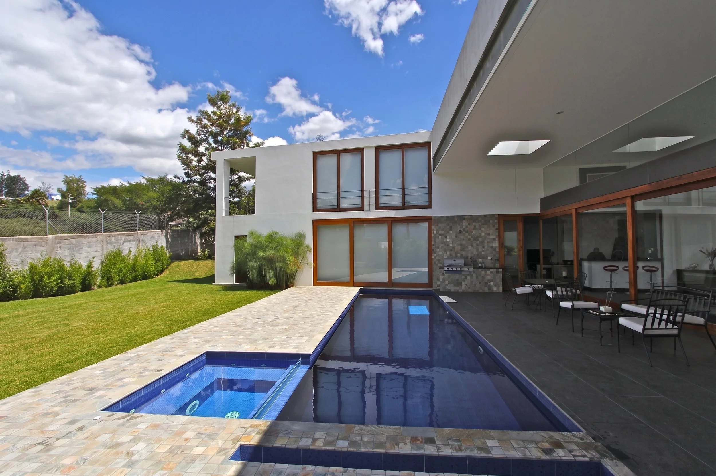 VISTA PORCHE, PISCINA Y JARDÍN POSTERIOR