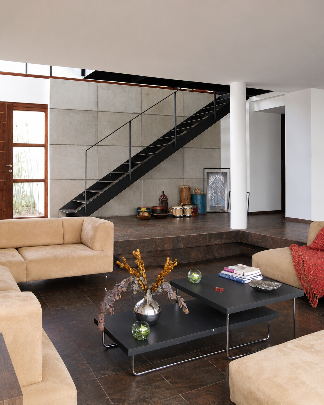 Residencias Nayón, vista del interior de la casa, sala, acceso principal y gradas de metal. Diseñado por Endara Arquitectos.