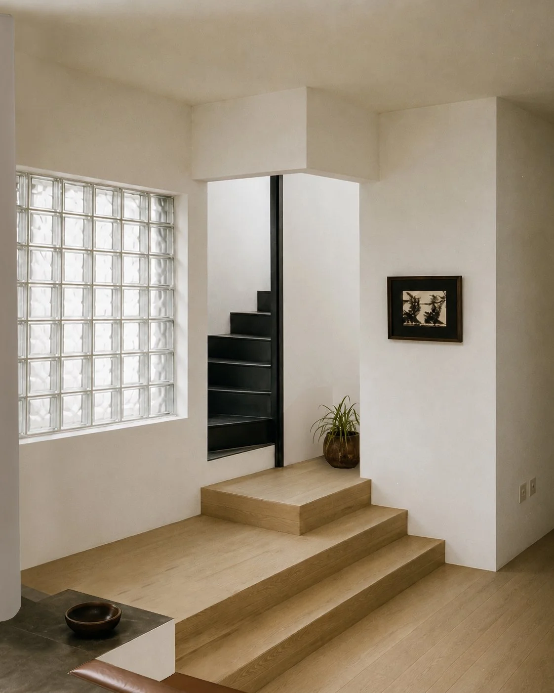 Casa 947, vista interior, inicio de gradas en espiral. Diseñado por Endara Arquitectos.