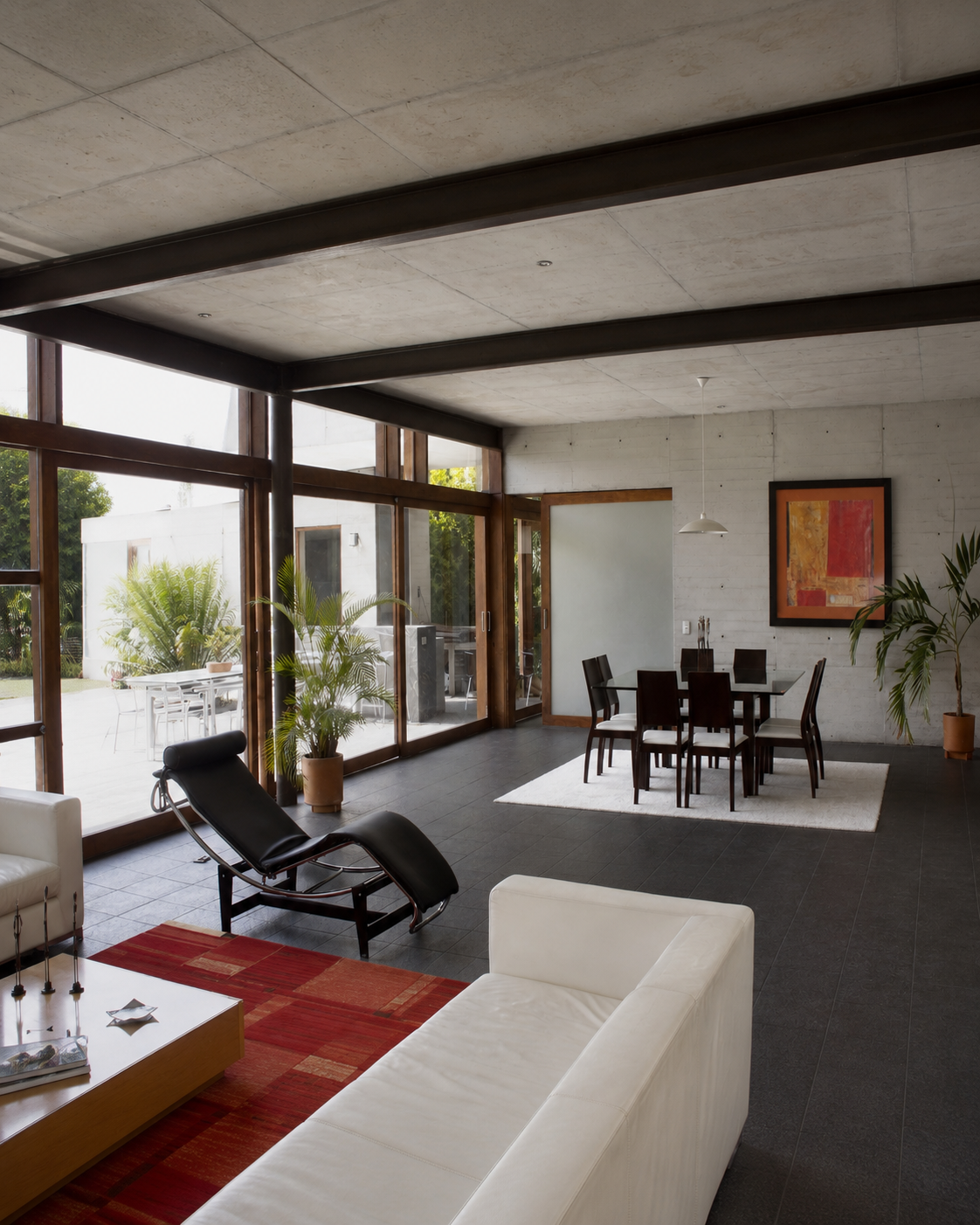 Casa Pillagua, vista del comedor desde la sala. Diseñado por Endara Arquitectos.