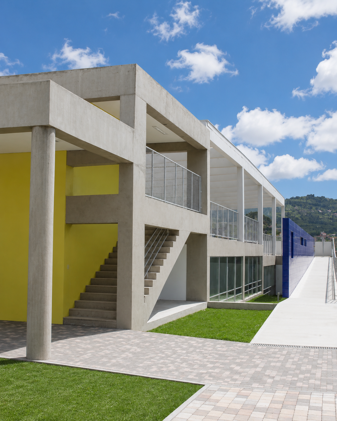 FACHADA FRONTAL, GRADAS Y ACCESO PRINCIPAL