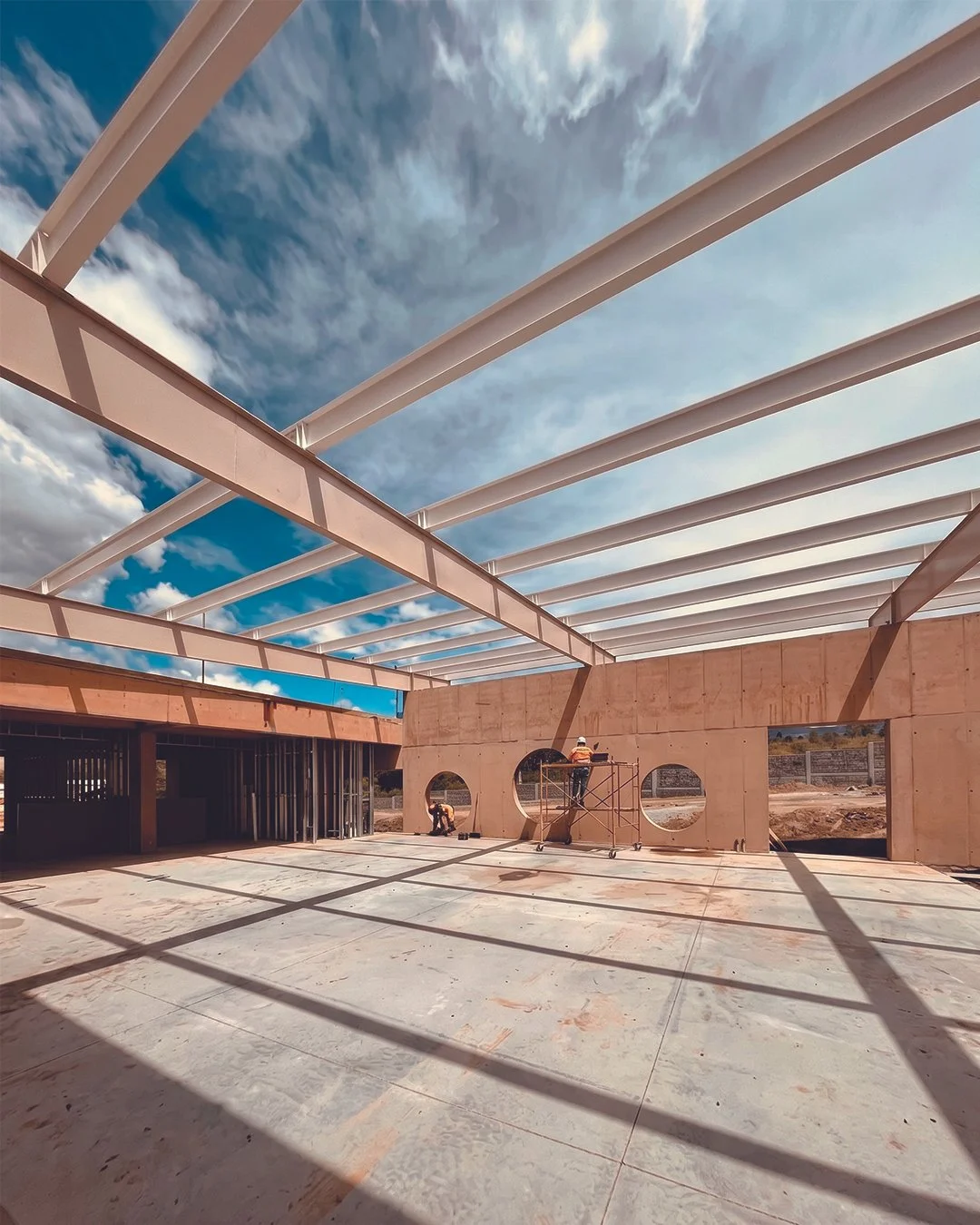 Proceso de Obra. Vista de Per Kinder (Early Years) ,  del Nuevo Colegio Americano de Quito – Campus Puembo. Endara Arquitectos