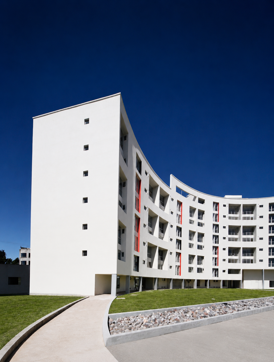 Cumbres de Quitumbe, vista desde la vereda a la fachada posterior.  Diseñado por Endara Arquitectos.