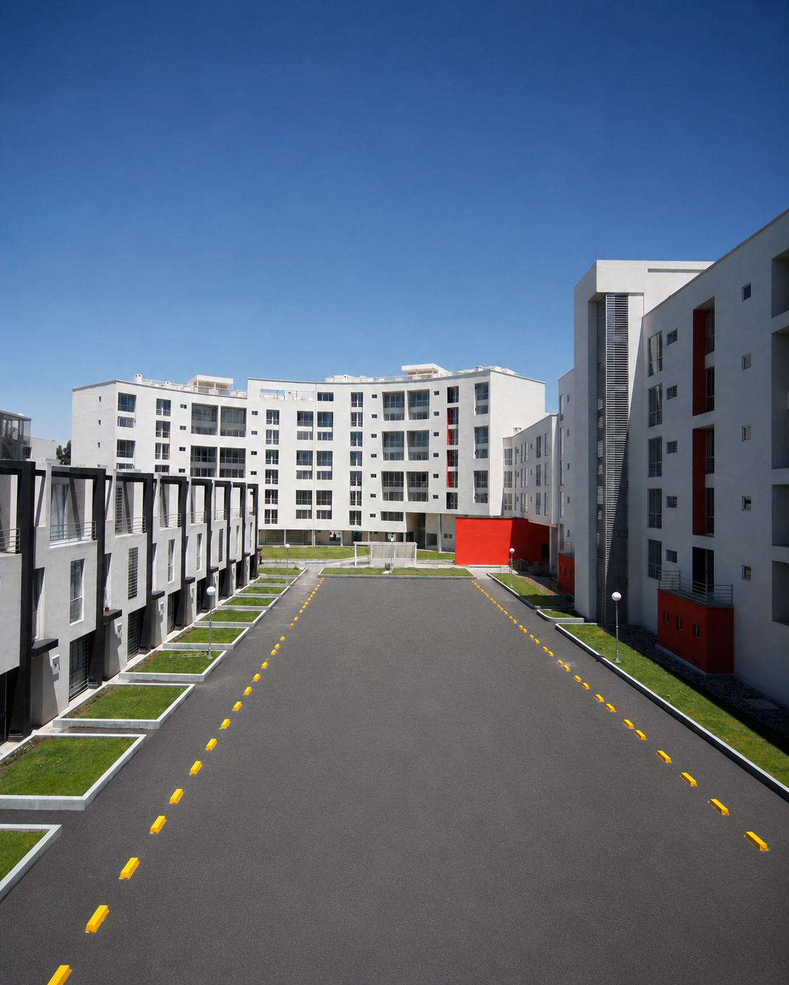 Cumbres de Quitumbe, vista desde la parte interna del proyecto, parqueadero y diferentes tipologías de vivienda. Diseñado por Endara Arquitectos.