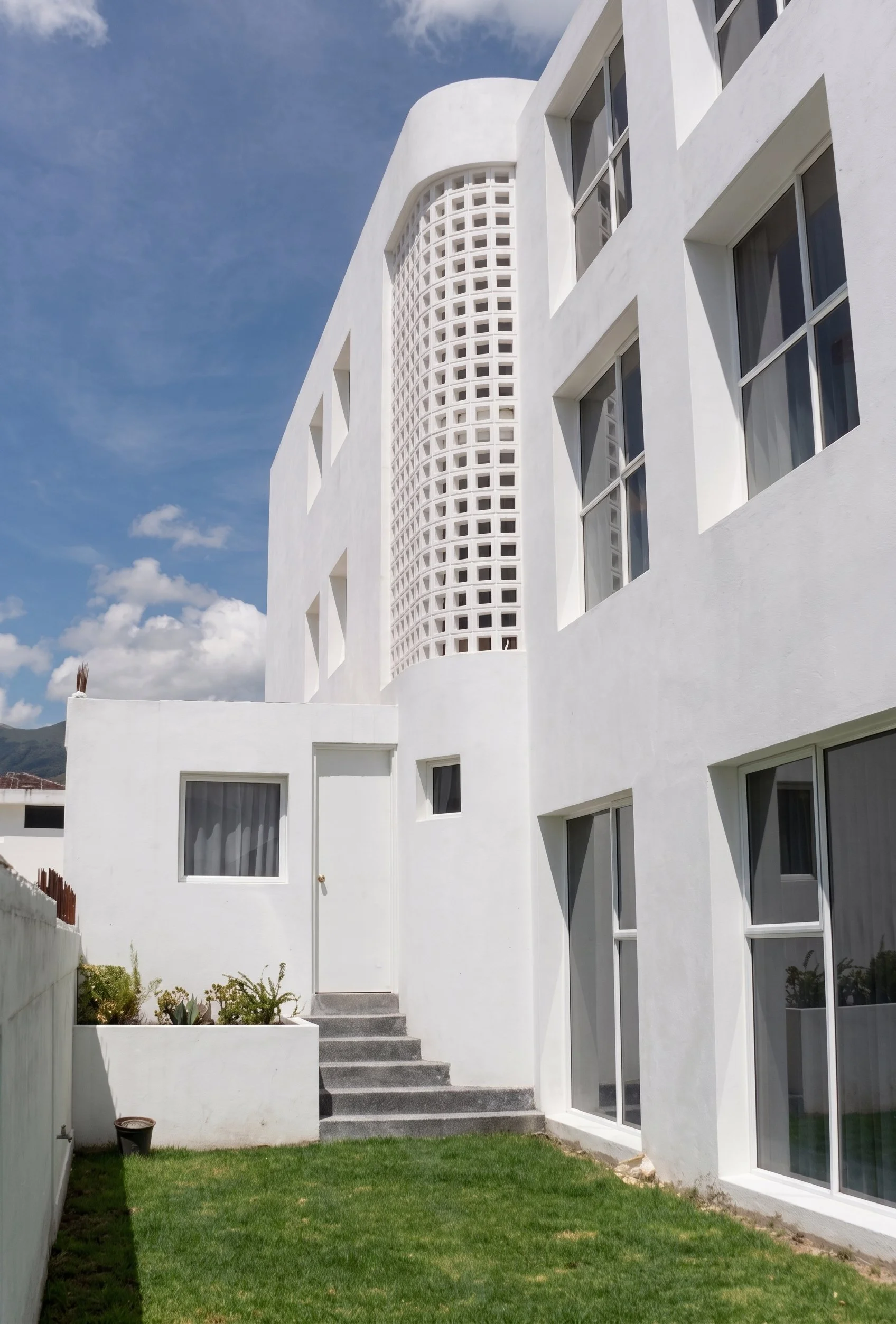 VISTA JARDÍN Y FACHADA LATERAL