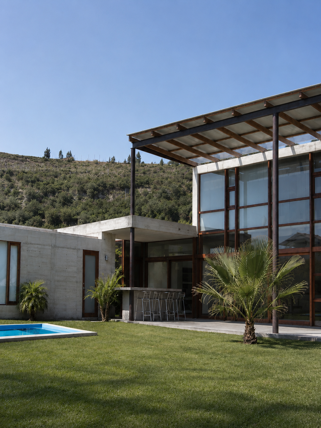 Casa Pillagua, jardín exterior con piscina. Diseñado por Endara Arquitectos.