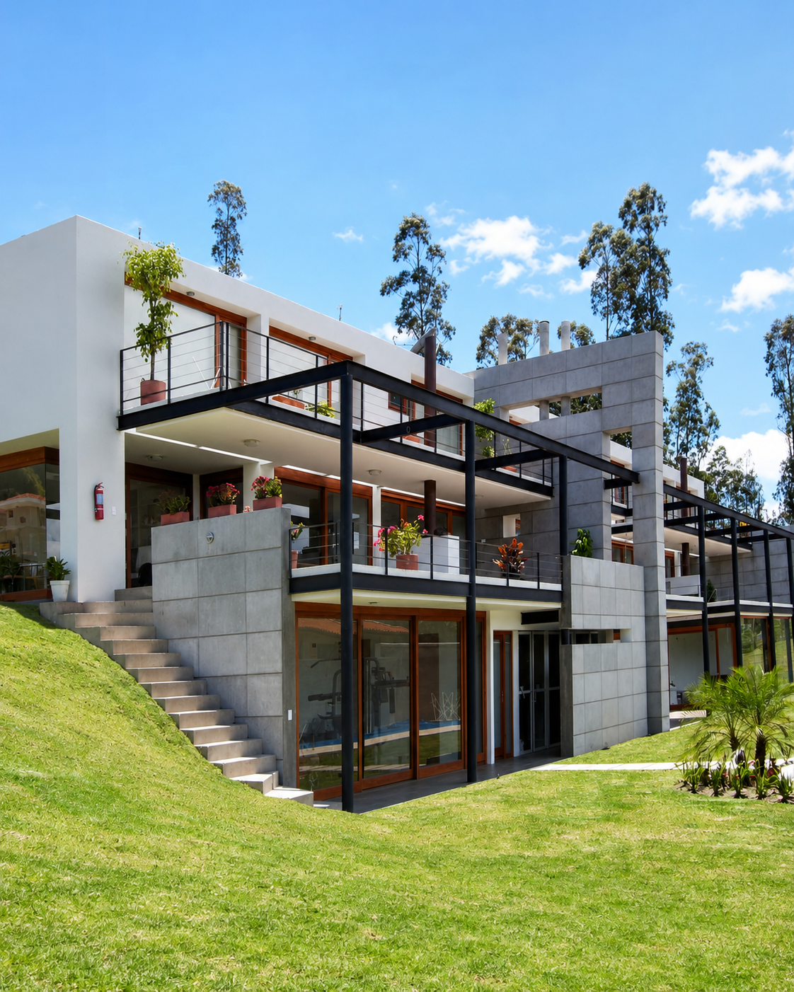 Residencias Nayón, fachada lateral con vista a los tres pisos de las residencias. Detalles en hormigón visto, y estructura metálica. Diseñado por Endara Arquitectos.