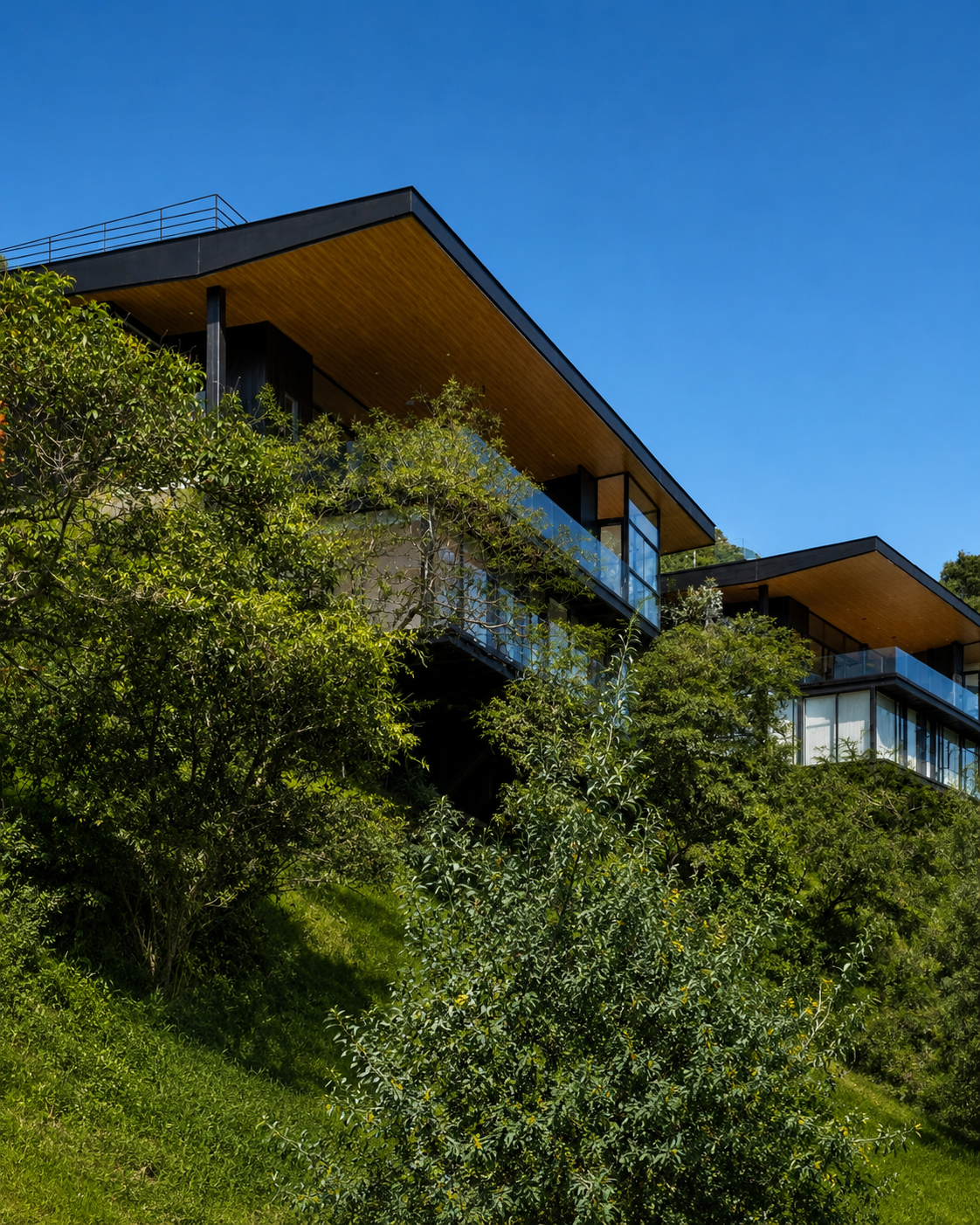 Pillagua Barranco, casas integradas en la vegetación de la ladera, en Cumbayá. Proyecto de ENDARA ARQUITECTOS.