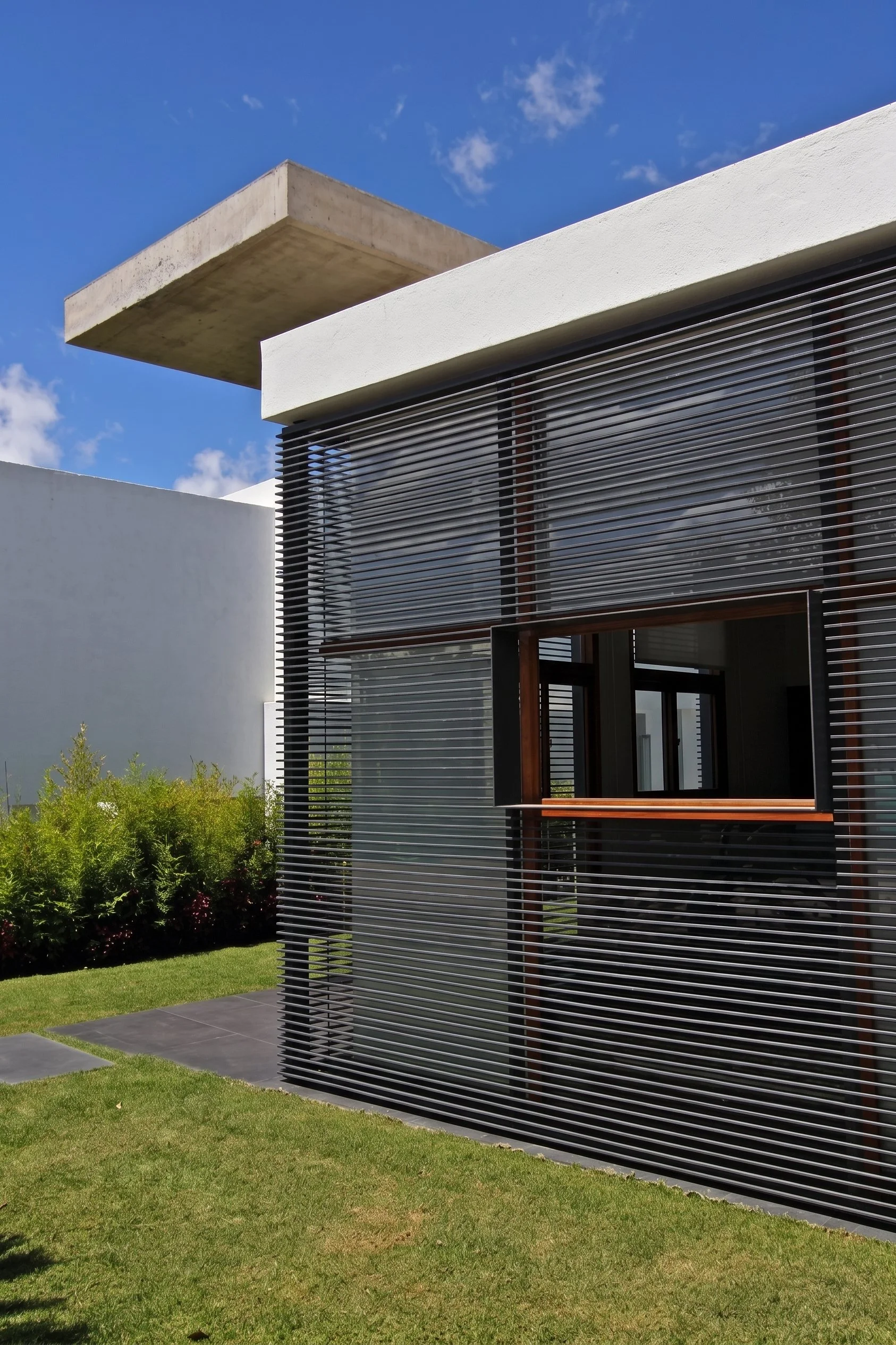DETALLE EN FACHADA FRONTAL, CELOSÍAS CON UNA APERTURA