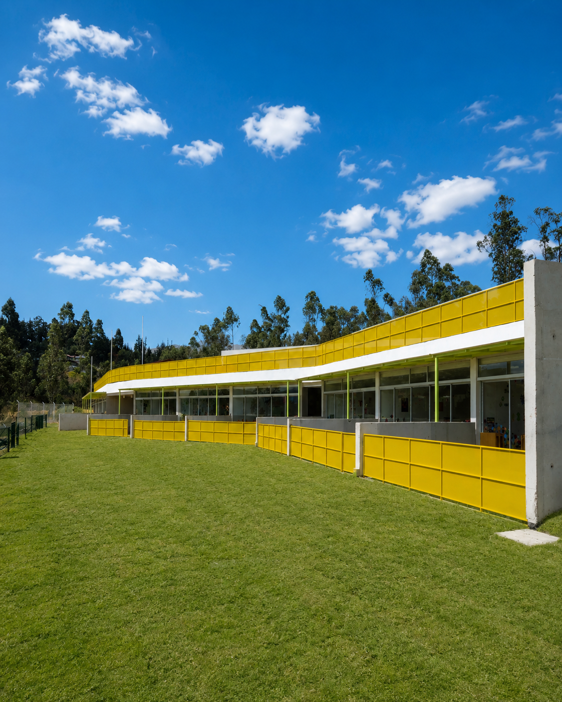 PATIO EXTERIOR CON CESPED NATURAL