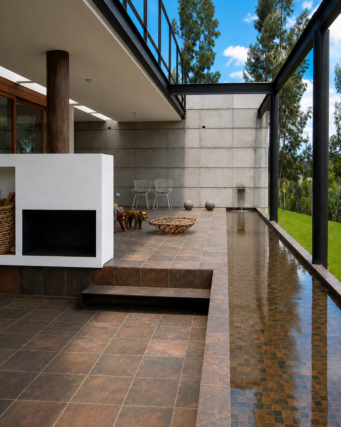 Residencias Nayón, porche con chimenea y espejo de agua. Diseñado por Endara Arquitectos.