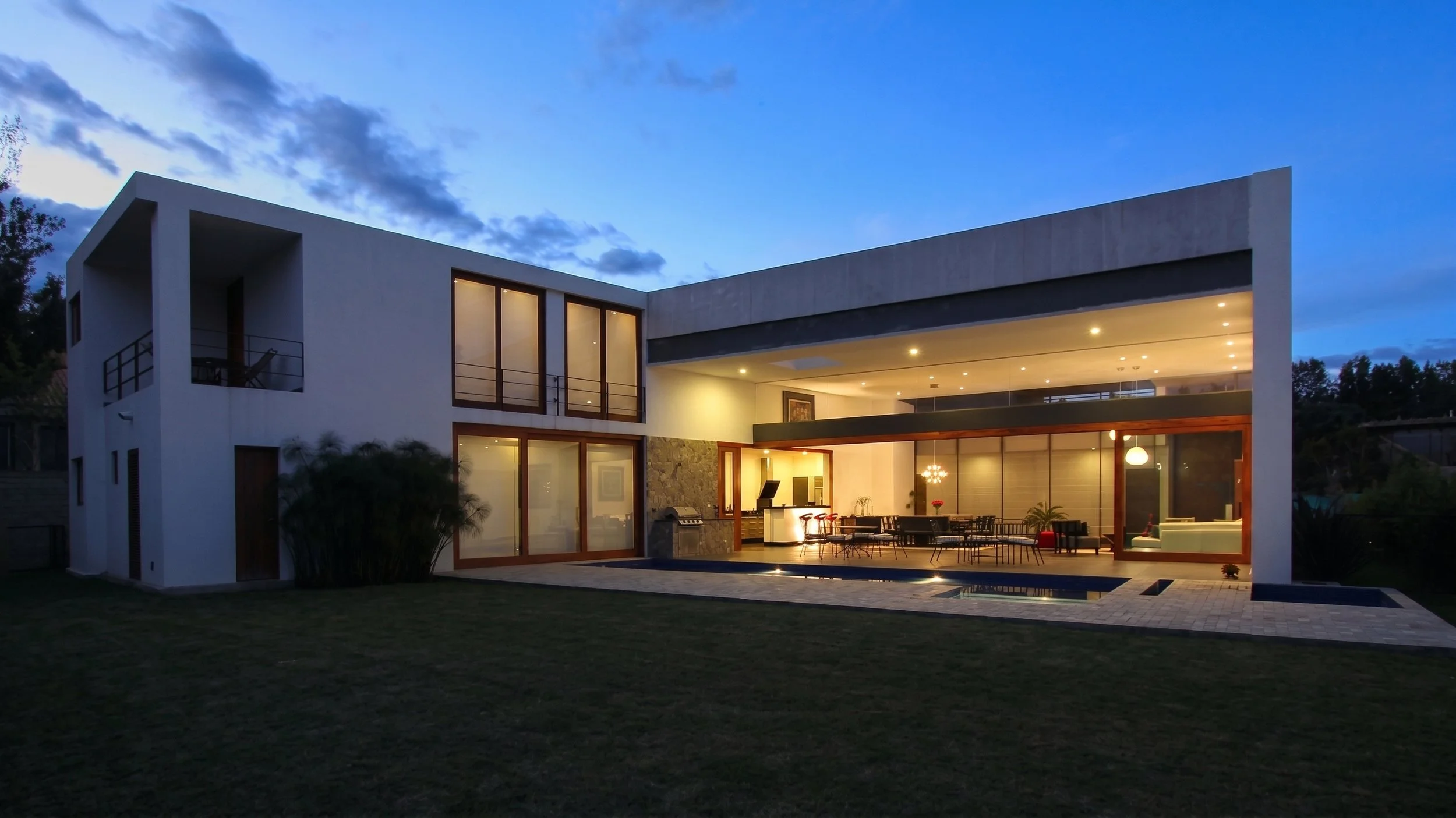 VISTA PATIO, PISCINA Y LOS DOS VOLÚMENES DE LA CASA