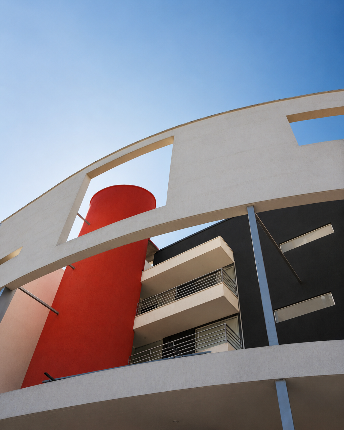 Cumbres de Quitumbe, vista desde abajo de balcones y elemento decorativo en rojo. Diseñado por Endara Arquitectos.