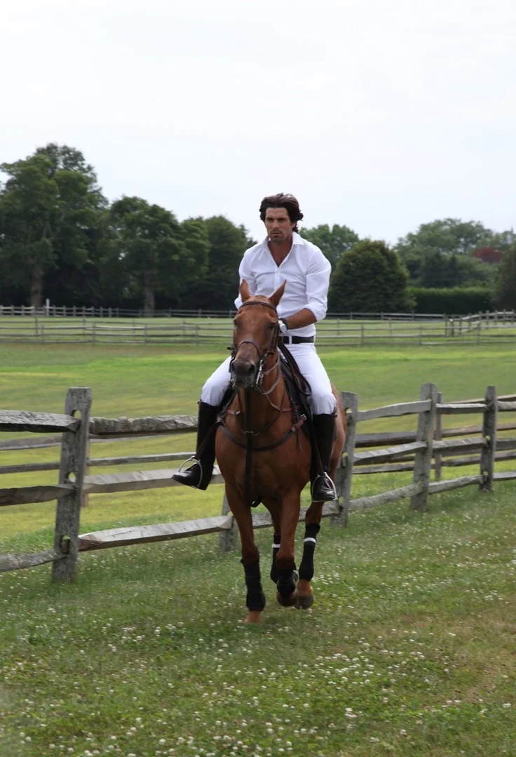 Nacho Figueras, a él lo he visto en persona y sí, es así de guapo. 