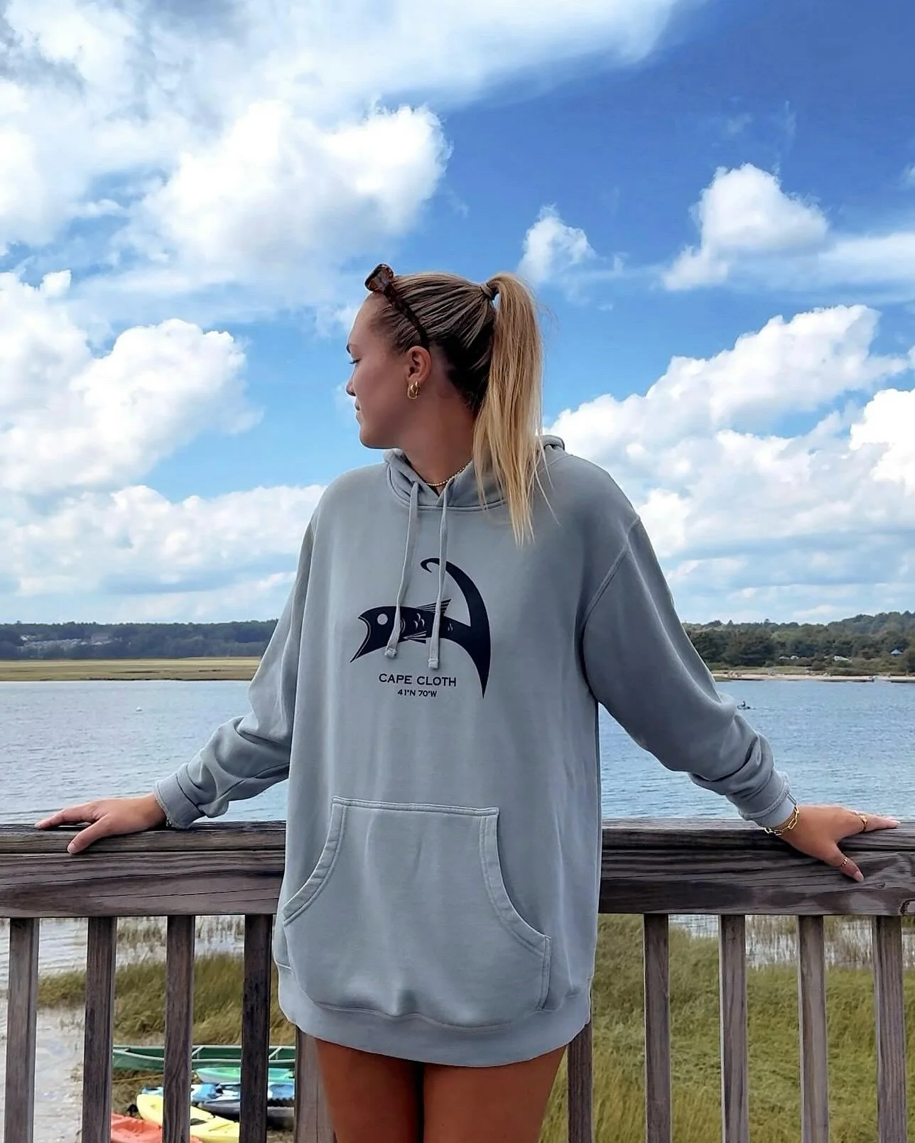 Maine vibes 🤙🛶💦
@sarahblomgren 
#mainelife #wellsmaine #newengland #hoodiestyle #hoodieseason