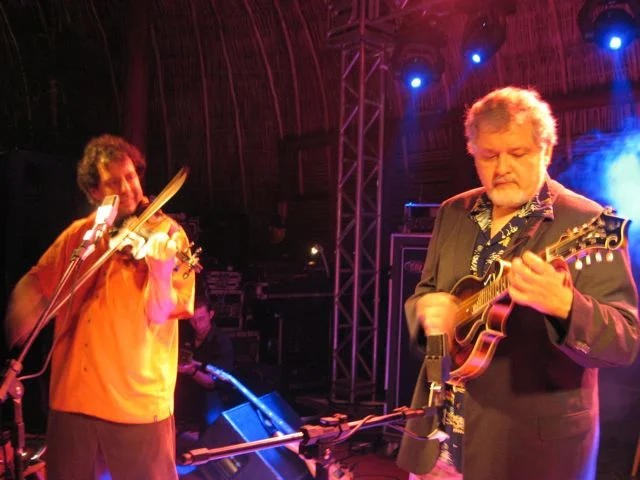 Tony Williamson plays his Duff F-5 with Mike Marshall in Brasilia